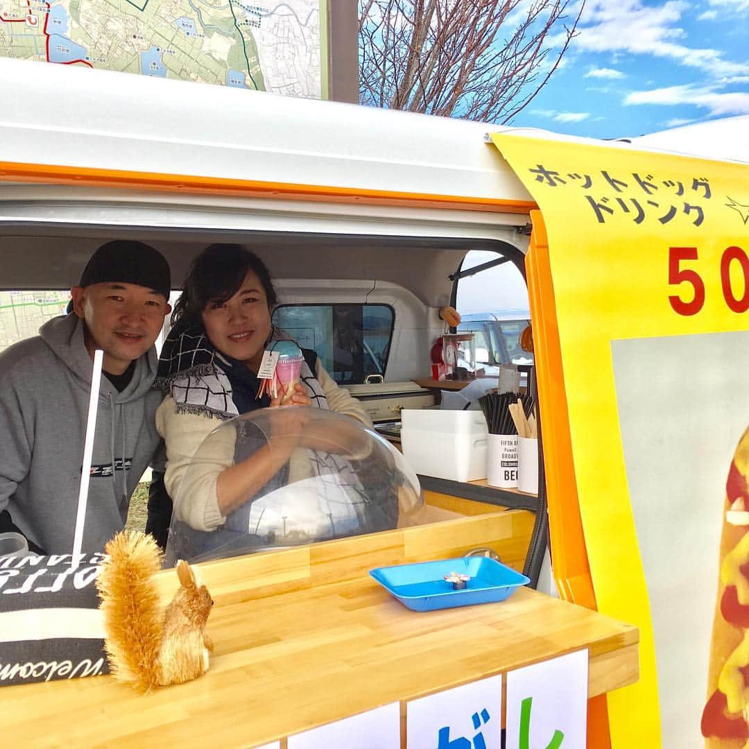 EINSHOP／アインショップさんのインスタグラム写真 - (EINSHOP／アインショップInstagram)「【朝市／加古大池】﻿ 令和元年　5月4日（土）9時から15時﻿ ﻿ こんにちは☺️﻿ 「令和」の文字が思わず「令ネコ」に見えてしまうカドちゃんです。﻿ ﻿ そんな令和になって最初の朝市は加古大池です。﻿ 前回は強風の為中止になり、楽しみにしてくださっていた皆さまにはご迷惑をおかけしてしまいました。﻿ 4日はお天気のほうは良さそうなので、風もいい感じでお願いしたいところです。﻿ GW期間中、帰省しているご家族やお友達と一緒にぜひお越しください。﻿ ﻿ 【出店情報】出店者さんは18店です。﻿ ・和牛専門店 おにくやちゃん﻿ ・ラ プロヴァンス﻿ ・石窯ピザ ハイダウェイ ・料理家 迫田 ・焼き鳥 秀 ・sunny's cafe ・Hani2 ・からあげ川政 ・今津商店﻿ ・カフェ・ブルーノ ・4S CAFE ・多可だんご ・Patisserie cinq ・nicorirund ・AMAM ・circolino moppe ・キマキマシャ ・どーも﻿ ﻿ ※出店者さんは増減する場合があります﻿ ﻿ ・場所　稲美町 加古大池 管理棟前﻿ 〒675-1105 兵庫県加古郡稲美町加古1678 . .  #加古川カフェ #foodmarket #マーケット #フードマーケット #オリジナル #朝市#青果 #採れたて #暮らし #アウトドア #イベント #コーヒー豆 #オープンデパート#加古大池 #coffee #オープンデパート朝市 #おいしい朝食 #外で朝食を味わう #オープンデパート #ペットok #新鮮野菜 #地元野菜 #近郊野菜  #加古川朝市」5月1日 20時49分 - 634asaichi