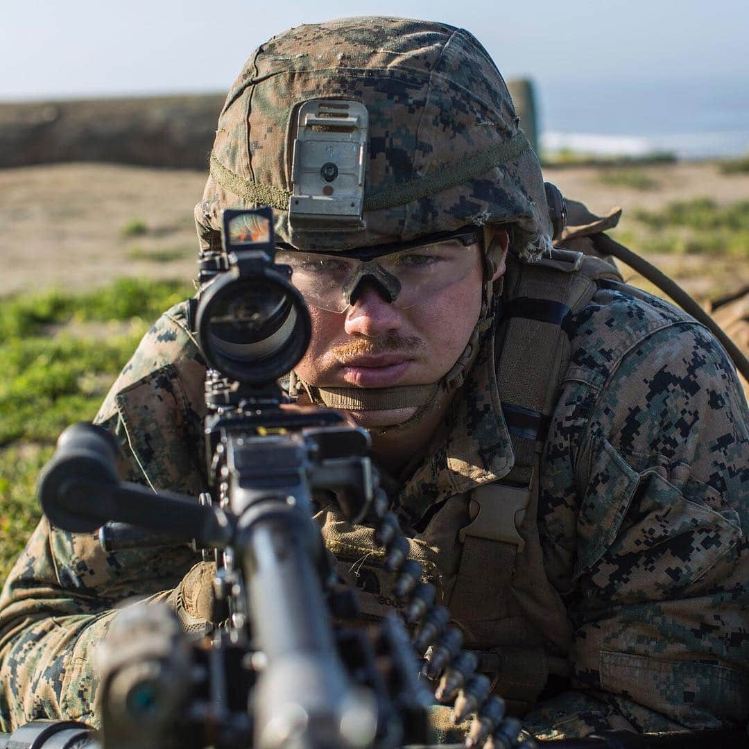 アメリカ海兵隊さんのインスタグラム写真 - (アメリカ海兵隊Instagram)「Stare Down  Lance Cpl. Hunter Goodwin, a machine gunner with Battalion Landing Team 3/5, @pride_of_the_pacific, provides security at Marine Corps Base Camp Pendleton, California. (U.S. Marine Corps photo by Cpl. Adam Dublinske)  #Marines #MarineCorps #USMC #MarineLife #MEULife #Deployment #Stare #StareDown #Military #Training #MilitaryWeapons #MachineGuns #Operational #Rah #Yut #SemperFi」5月1日 20時49分 - marines