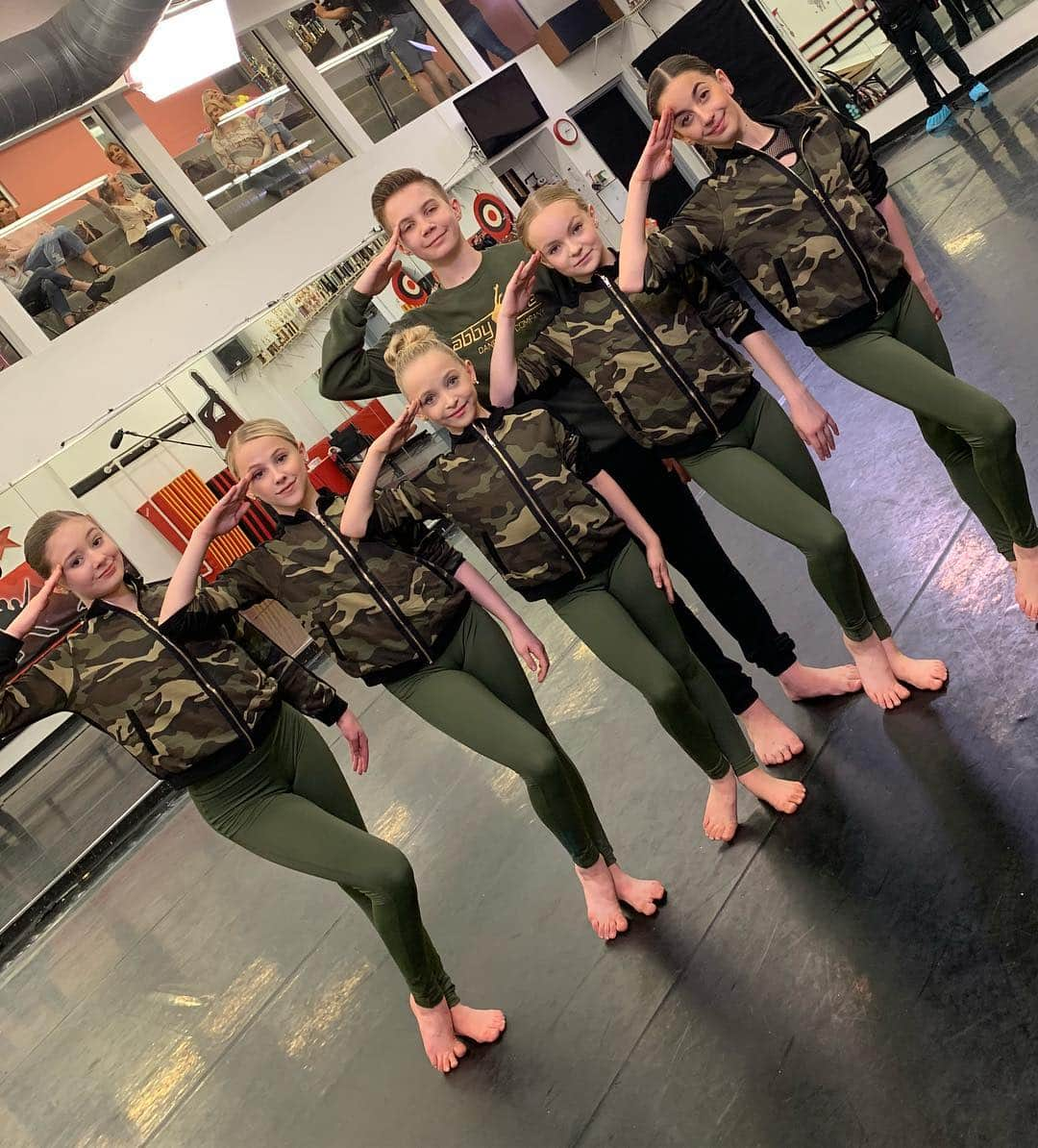 アビー・リー・ミラーさんのインスタグラム写真 - (アビー・リー・ミラーInstagram)「This Army is ready for a fight! #dancemoms #abbyleemiller #season8 #aldcalways #ALDC」5月2日 6時18分 - therealabbylee