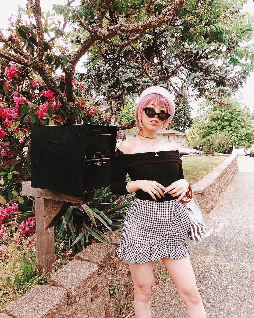 AikA♡ • 愛香 | JP Blogger • ブロガーのインスタグラム：「So happy inside 😆💓 cuz I'm going extra feminine and girly in this look... Nothing like feeling confident & cute to make one's day 🦋🖤 ..... #petitefashion #springstyle #uoonyou #f21xme #hmxme #aikaslovecloset #seattle」