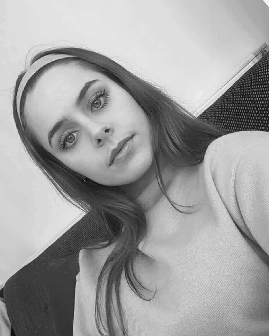 キャサリン・ライオンズのインスタグラム：「How I feel writing approx. 12 marks worth of explanations in statistics because I didn’t sign up to do math essays x」