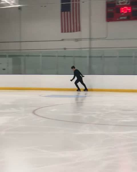 ヤロスラフ・パニオットのインスタグラム：「imaginary partner + 3A+1Lo+3F👌🏻 #3a #combo #jacksonultima #jacksonfamily #johnwilsonblades #figureskating #iceskating #icefigureskating #figureiceskating」