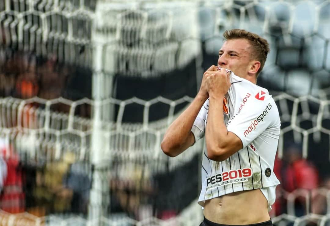 コリンチャンスさんのインスタグラム写真 - (コリンチャンスInstagram)「Aquele 😘 no novo #MantoAlvinegro! . . 📷 Rodrigo Coca/Agência Corinthians . #UmSóCorinthians #SCCPxCHA #VaiCorinthians #Corinthianismo #FielAtéoFim #MeuBMG #NãoÉSóPatrocínio #TimeDoPovo #Corinthians #Timão #CorinthiansTV #FielTorcedor #AFielÉFoda  #NikeFutebol #Joli #EstrellaGalicia #UniversidadeBrasilOficial #ÉPositivo #CorinthiansÉPositivo #LoucoPotyCorinthians #PostosALE #ALEnoTimão #TODOSportiCorinthians #CartãodeTODOSCorinthians #TODOSpeloTimão」5月2日 6時30分 - corinthians