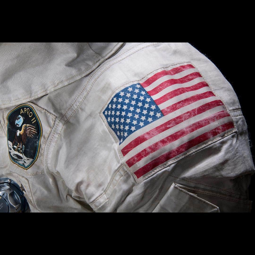 スミソニアン博物館さんのインスタグラム写真 - (スミソニアン博物館Instagram)「Neil Armstrong’s Apollo 11 spacesuit was made for a very specific purpose: preserving human life in space and on the Moon for a short time. Not for decades in a museum. Our @airandspacemuseum's conservation of the suit is complete and it's ready to go on display July 16, the 50th anniversary of the mission launch, for the first time in 13 years. Does it look different to the naked eye? No. But conservation doesn't aim to make the suit look brand new—it preserves and stabilizes the object, moon dust and all. Thanks to the thousands of Kickstarter backers who supported our #RebootTheSuit campaign, we learned the best way to halt or slow down deterioration.  Like onions, spacesuits have layers (21 in some places!). We can't disassemble the suit, see what's inside and conserve each part separately, but CT scans and other technology helped develop a state-of-the-art display case and mannequin to help protect the suit. #Apollo50」5月2日 6時25分 - smithsonian