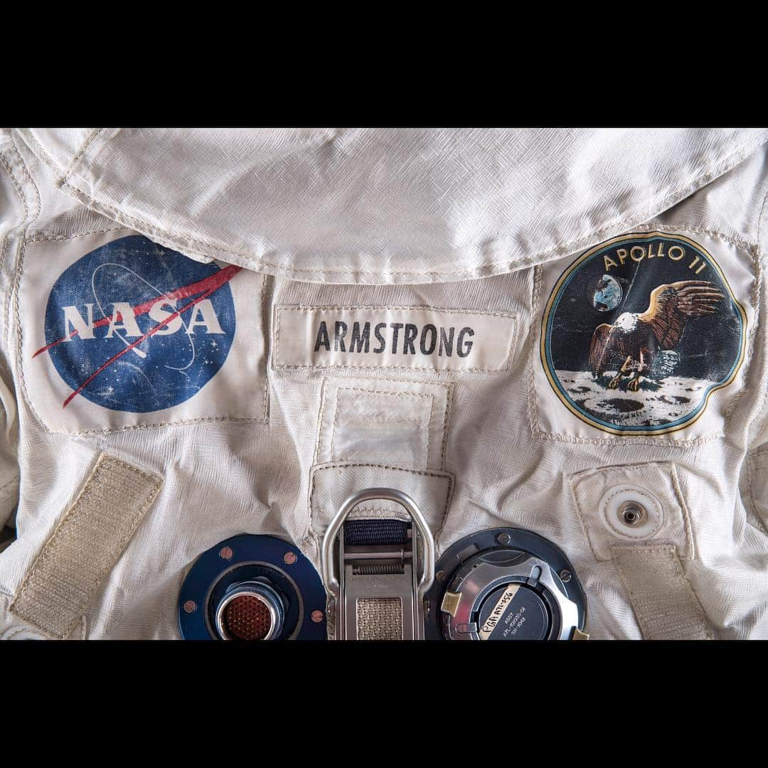 スミソニアン博物館さんのインスタグラム写真 - (スミソニアン博物館Instagram)「Neil Armstrong’s Apollo 11 spacesuit was made for a very specific purpose: preserving human life in space and on the Moon for a short time. Not for decades in a museum. Our @airandspacemuseum's conservation of the suit is complete and it's ready to go on display July 16, the 50th anniversary of the mission launch, for the first time in 13 years. Does it look different to the naked eye? No. But conservation doesn't aim to make the suit look brand new—it preserves and stabilizes the object, moon dust and all. Thanks to the thousands of Kickstarter backers who supported our #RebootTheSuit campaign, we learned the best way to halt or slow down deterioration.  Like onions, spacesuits have layers (21 in some places!). We can't disassemble the suit, see what's inside and conserve each part separately, but CT scans and other technology helped develop a state-of-the-art display case and mannequin to help protect the suit. #Apollo50」5月2日 6時25分 - smithsonian