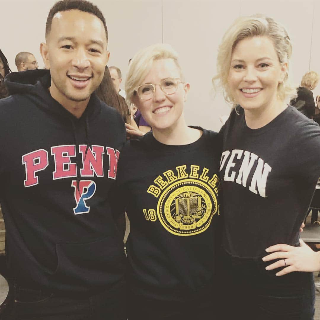 エリザベス・バンクスさんのインスタグラム写真 - (エリザベス・バンクスInstagram)「Fun hang with these  #collegesigningday #nationaldecisionday @reachhigher2020 supporters @johnlegend and @harto (@uofpenn represent) #quakers」5月2日 6時38分 - elizabethbanks