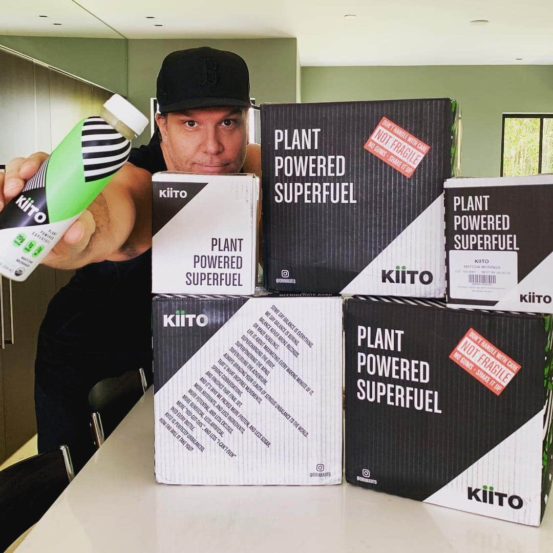 デイン・クックさんのインスタグラム写真 - (デイン・クックInstagram)「Thank you to my pals at @drinkkiito for sending me a few boxes of their tasty Kiito beverage. This isn’t an ad, no ones paying me, I’ve just been talking about this drink a whole bunch and poof they shared some with me.  I’ve shed a lot of weight & this drink helps a ton. I drink it before boxing or before yoga or working out and it give you healthy energy.  #yum #fit #summeriscoming」5月2日 6時32分 - danecook