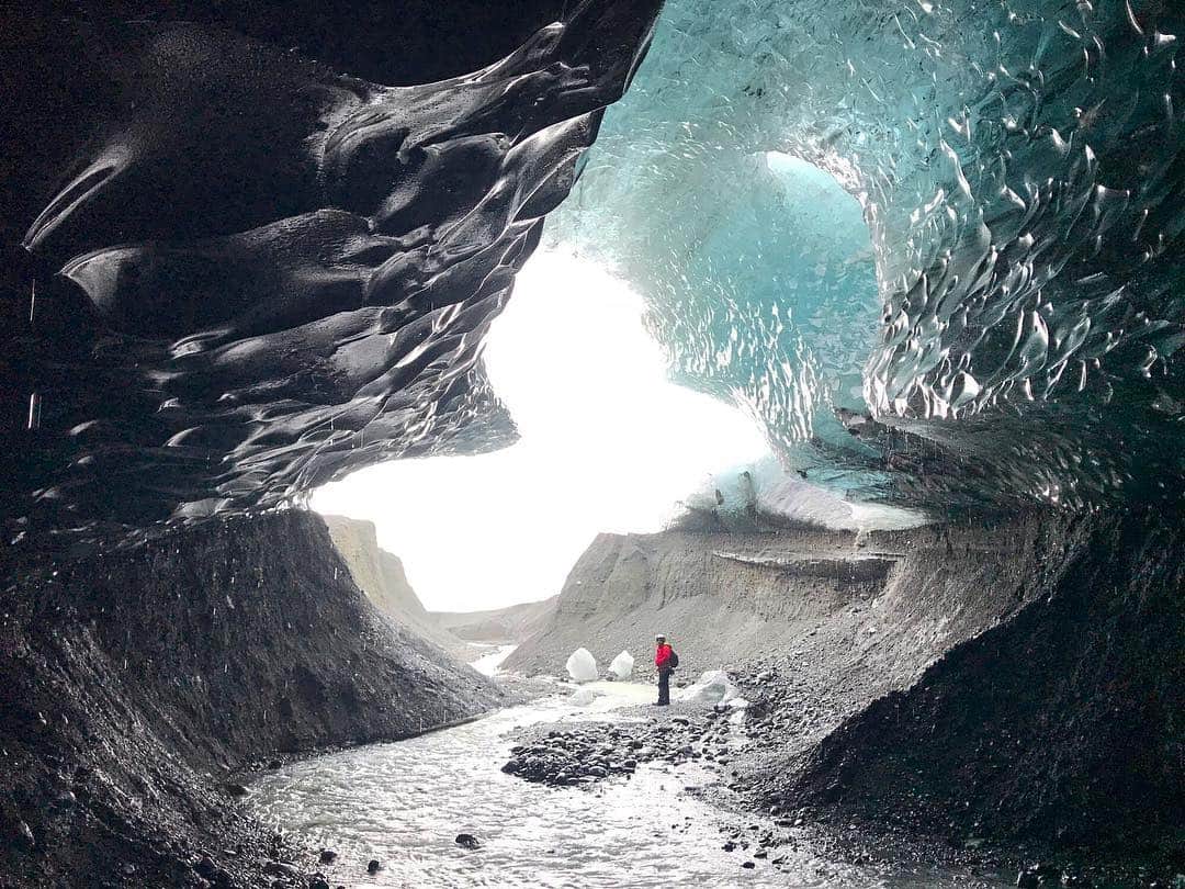 TED Talksのインスタグラム：「These are the ice caves of the Breiðamerkurjökull glacier. There are currently over 400,000 glaciers and ice caps scattered across the Earth, and each one is exceptionally unique. We often use glaciers as an indicator of climate change, a way to measure the impact of global environmental changes, but we rarely think about the relationship people have to glaciers. @TEDFellow and glaciologist M Jackson traveled to Iceland to explore this relationship between people and ice, specifically looking at how these environmental changes affect the development of communities. “Glaciers are profoundly entangled with people, with individual and community lifeways — and glaciers influence human societies as much as human societies influence glaciers,” M says. “It is these connections that shed light on the harrowing complexity of being alive today during this time of immense environmental and social change.” To learn more, visit go.ted.com/glacierlink  Photo courtesy of Stephan Mantler」