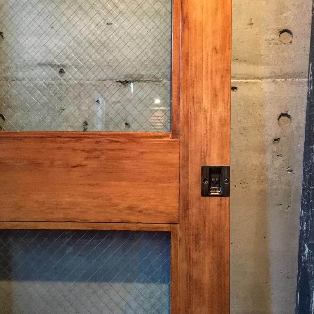 木製ドアの全国通販　ウッドデポさんのインスタグラム写真 - (木製ドアの全国通販　ウッドデポInstagram)「フェイクな虫食い、打痕、ひび割れなどをあえて施さず木の表情のみを大切にした、ソフトヴィンテージ仕上げドアの試作品が完全しました！ #木製ドア #木のドア #玄関ドア #室内ドア  #アンティーク風ドア #ビンテージドア  #ヴィンテージ  #自宅カフェ #自宅ショップ #トリミング #カフェ改装 #カスタムバイクショップ #ネイルサロン #ネイルサロン改装 #古民家改装 #古民家再生  #マイホーム計画中  #新築 #店舗 #美容室改装  #リノベ #リノベーション #店舗改装」5月2日 6時40分 - wood_depot