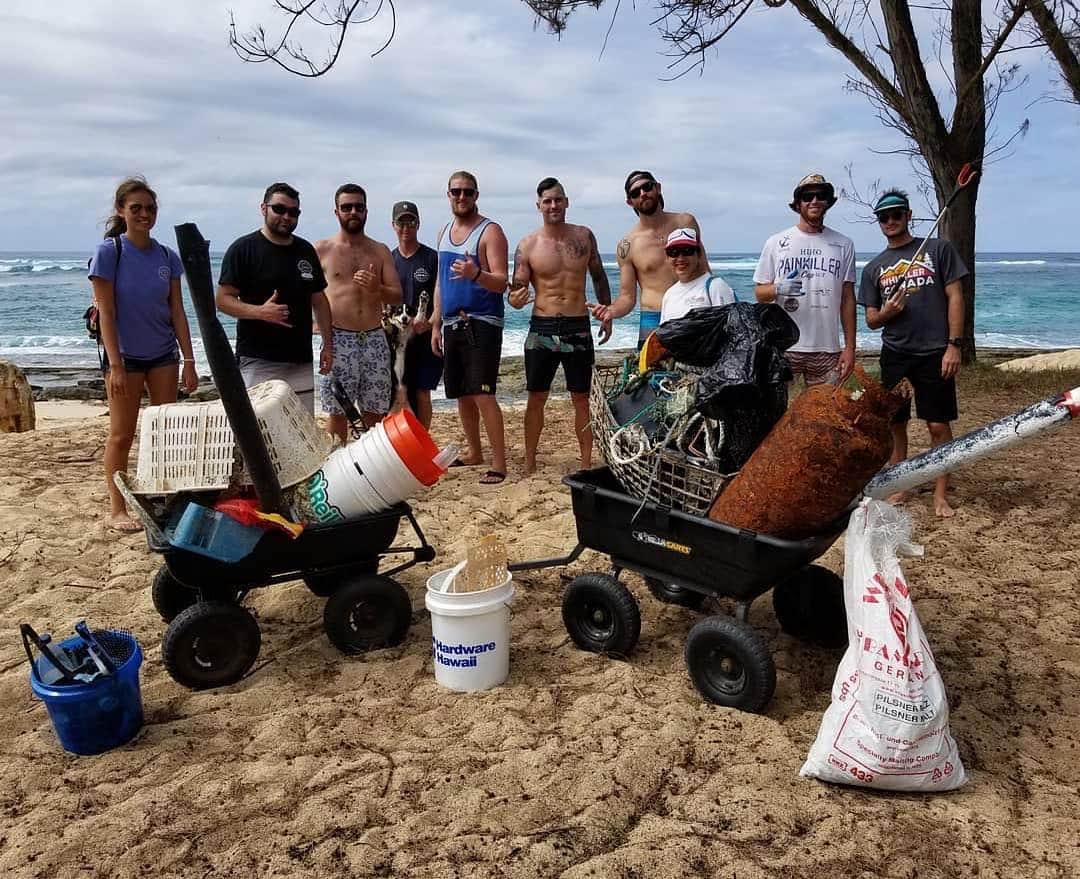 ザッキー・ヴェンジェンスのインスタグラム：「Get out there today and be the best version of yourself you can be 💪🏻♻️ #beachcleanup #luckywelivehi #hardwork #noshirt #fitness #friends #tattoos #noshoes #dowork」