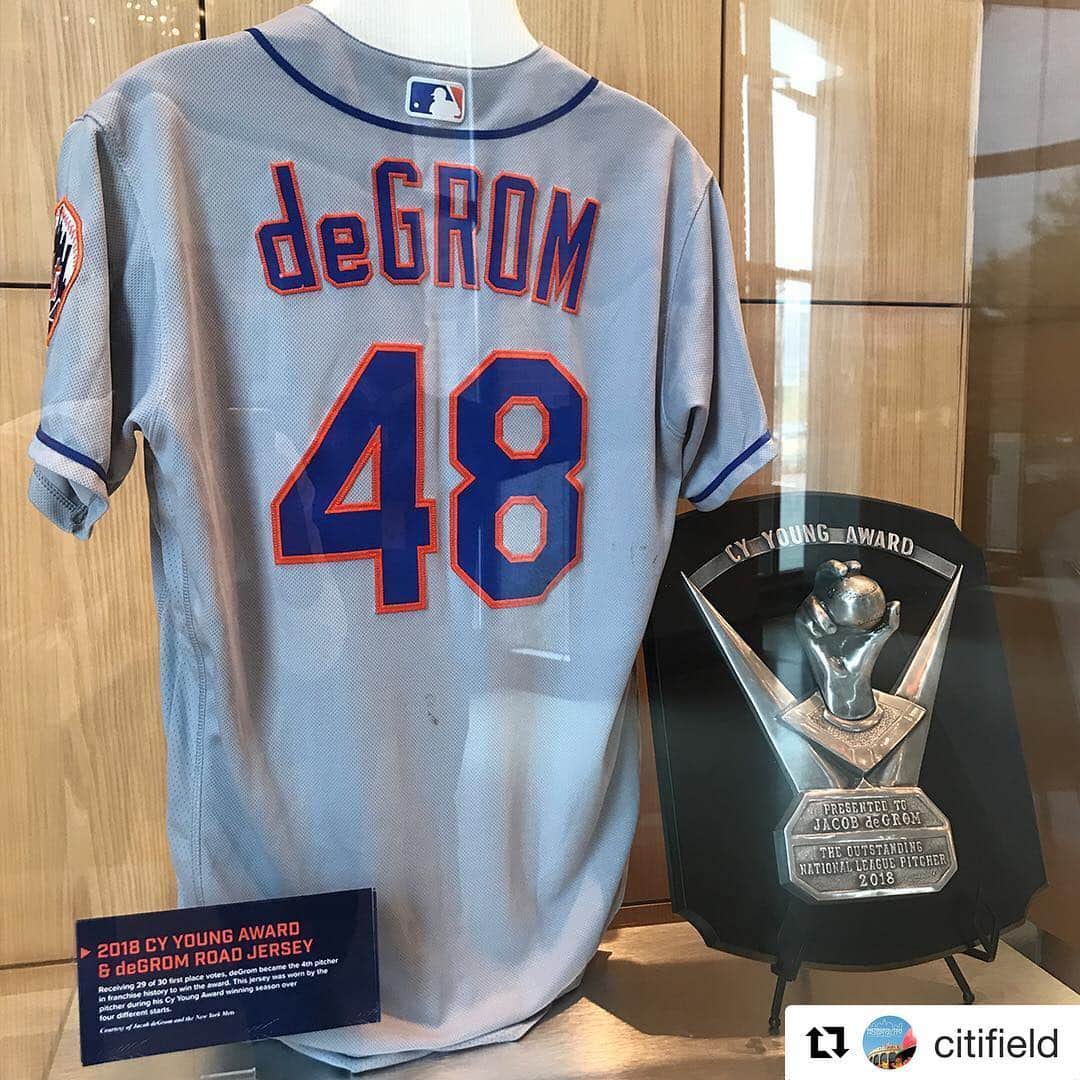 ニューヨーク・メッツさんのインスタグラム写真 - (ニューヨーク・メッツInstagram)「🚨 New Addition 🚨 Jacob deGrom’s 2018 NL Cy Young Award and his game worn road jersey have just been added to the #Mets Hall of Fame and Museum. (via @citifield)」5月2日 6時55分 - mets