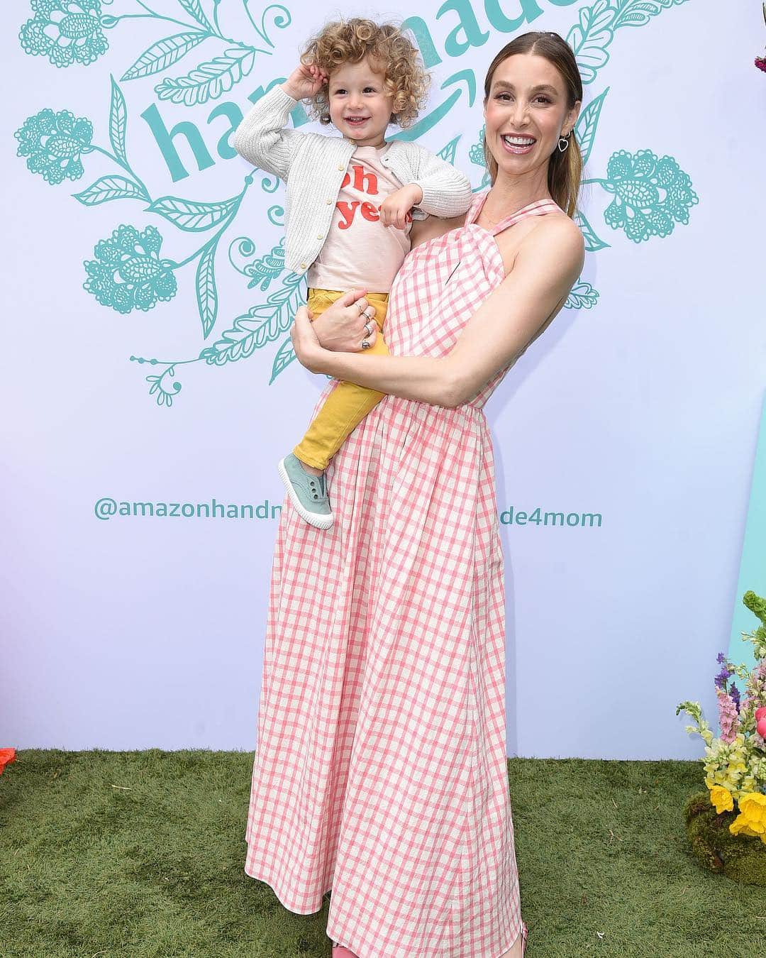 Amazonさんのインスタグラム写真 - (AmazonInstagram)「@amazonhandmade celebrated Mother’s Day a bit early this week in L.A. with @whitneyeveport. Whitney and guests crafted with Handmade Artisans to create one-of-a-kind gifts. Looking to get mom something unique this year? See Whitney’s top gift ideas at amazon.com/whitneyswishlist. #handmade4mom」5月2日 6時52分 - amazon