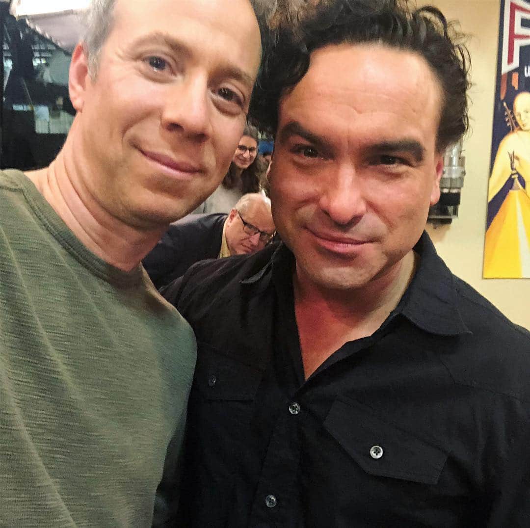ケヴィン・サスマンのインスタグラム：「I will always be grateful for @sanctionedjohnnygalecki ’s warmth and generosity - I came onto the show when it was already a well-oiled machine, and he welcomed me with a warm hug and a cold smoothie. Such an amazing talent, and in the land of Hollywood weirdos, just a genuinely nice guy.」