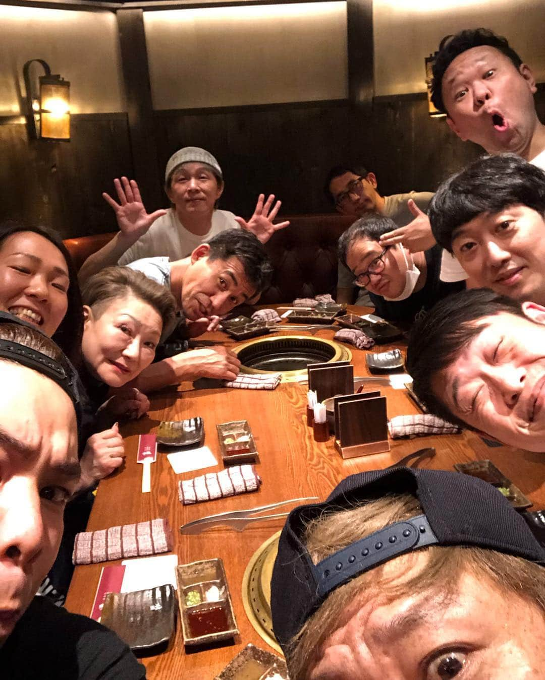 アキ（荒木良明）さんのインスタグラム写真 - (アキ（荒木良明）Instagram)「令和元年。楽しい始まり。今日から4日間、石田靖座長率いる東京グランド花月。稽古終わりに皆を焼肉屋さんに連れて行ってもらった。和気あいあい。お越しの皆様、お楽しみにぃ🤗  #東京グランド花月 #銀座ブロッサム #スパッツおっさん #お楽しみに #令和元年 #いぃよぉ #始まってます #そういう時期でしょ」5月2日 7時07分 - mizutamareppuaki