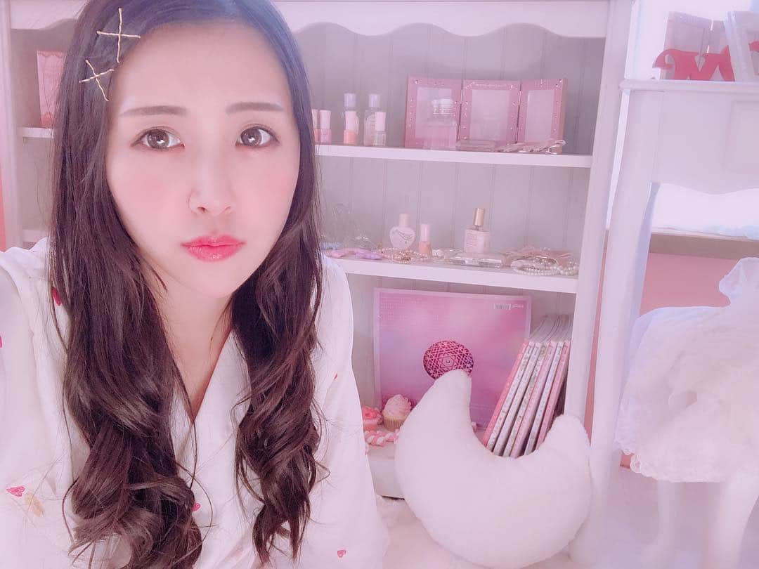 のインスタグラム：「おはくま🐻 . . #gw ６日目💗可愛いみいの部屋💕(嘘) 早起きしすぎたから二度寝する〜って思って1時間くらいたった。。😴💤💤 . . #おはよう #gm #goodmorning #おはくま #日々の出会いに感謝 #バクステ外神田一丁目 #いっちょめ #熊本美和 #miwakumamoto  #アイドル #idol #일본 #아이돌 #アイドルボウラー #Pリーガー #プロボウラーになりたい #instagood #followme #kawaii #makeup #beauty #黒髪 #ゆめかわ #atelierfuwary #アトリエフワリー #でこだし #令和 #pink #すきぴ」