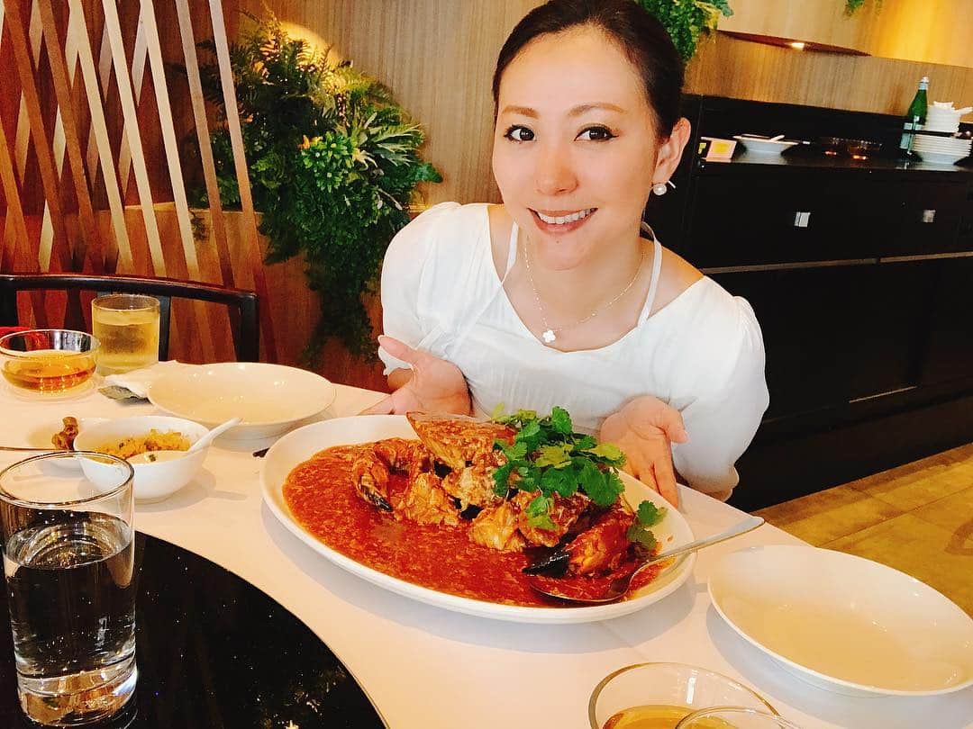 のインスタグラム：「マーライオン工事中のためチリクラブでlunch😋🥂✨ I had chili crab for lunch😋🥂✨Unfortunately Merlion is under restoration😢 ＊ #チリクラブ #シンガポール #parmbeach #マーライオン #marlion #chilicrab #singapore」