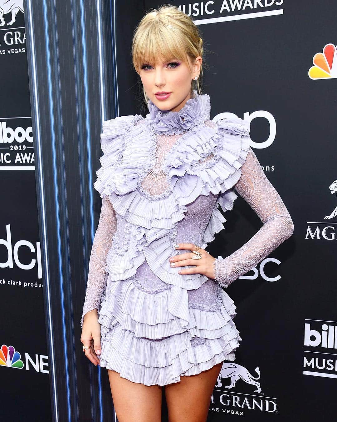 WHO WHAT WEARさんのインスタグラム写真 - (WHO WHAT WEARInstagram)「Taylor has arrived. Tap the link in bio for every look you need to see from the #BBMAs red carpet.  photo: getty images」5月2日 7時35分 - whowhatwear