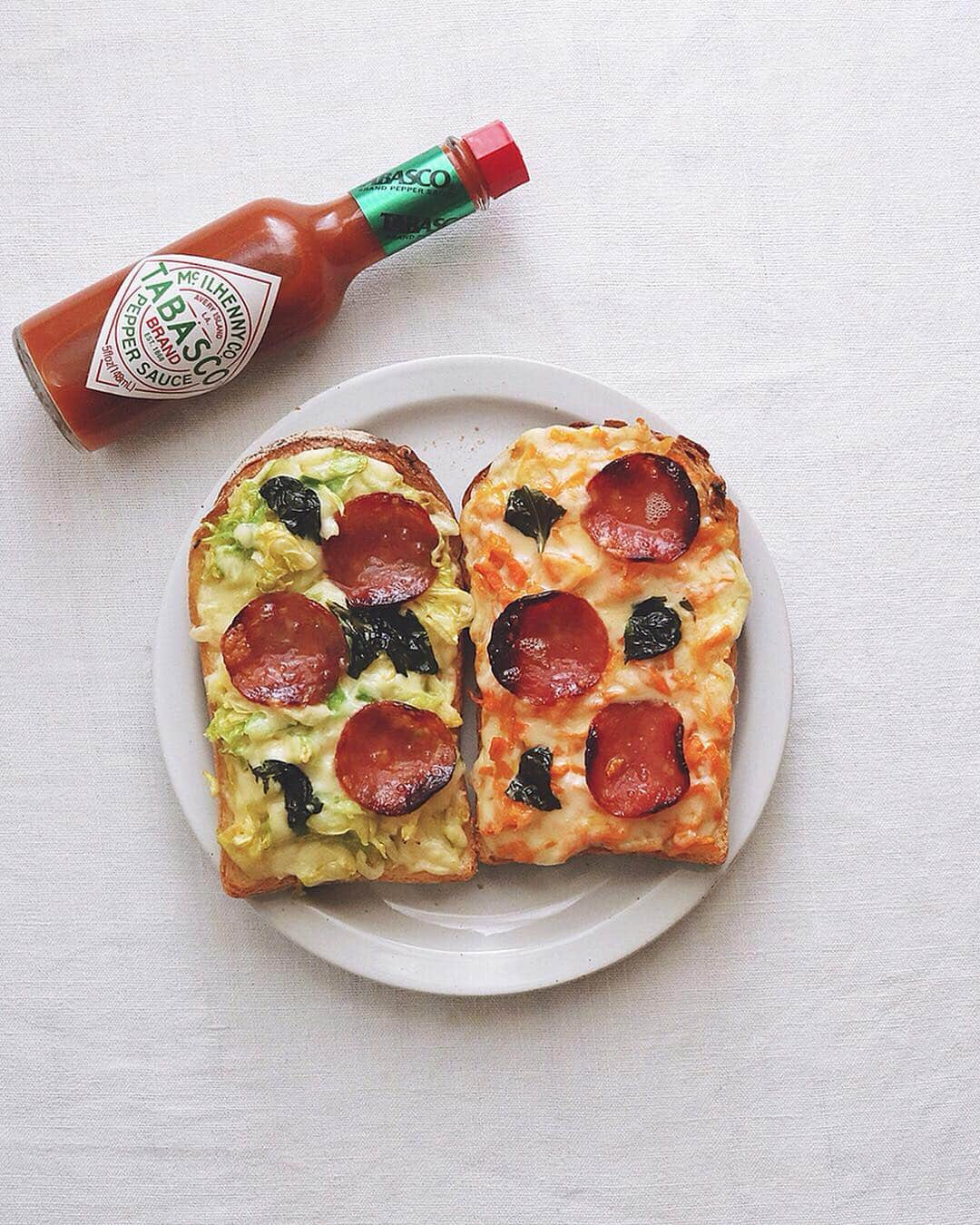 樋口正樹さんのインスタグラム写真 - (樋口正樹Instagram)「Pizza toast . 刻み野菜のピザトースト。 左キャベツ、右にんじん。 それぞれ刻み、塩もみし、 水気絞り、チーズ合わせ、 パンに敷いて、サラミと スイートバジルをのせて、 オリーブオイル回しかけ、 香ばしくトーストし完成。 . キャベツやにんじんと同様に、ほうれん草、小松菜、じゃがいも、ごぼう、大根などいろいろお野菜でお楽しみいただけます。レシピはタカキベーカリーのサイトで紹介してます。 👉@takaki_bakery_official . . #ピザトースト #チーズトースト #朝ベジトースト #タカキベーカリー #石窯パン #イギリスパン #パン部 #朝ごはん #朝ごパン #タバスコ #パンスタグラム #パン大好き #パン好きな人と繋がりたい #朝ごはん部 #トーストアレンジ #トースト #toast #pizzatoast #Tabasco #GoodmorningGoodbreakfast」5月2日 7時37分 - higuccini