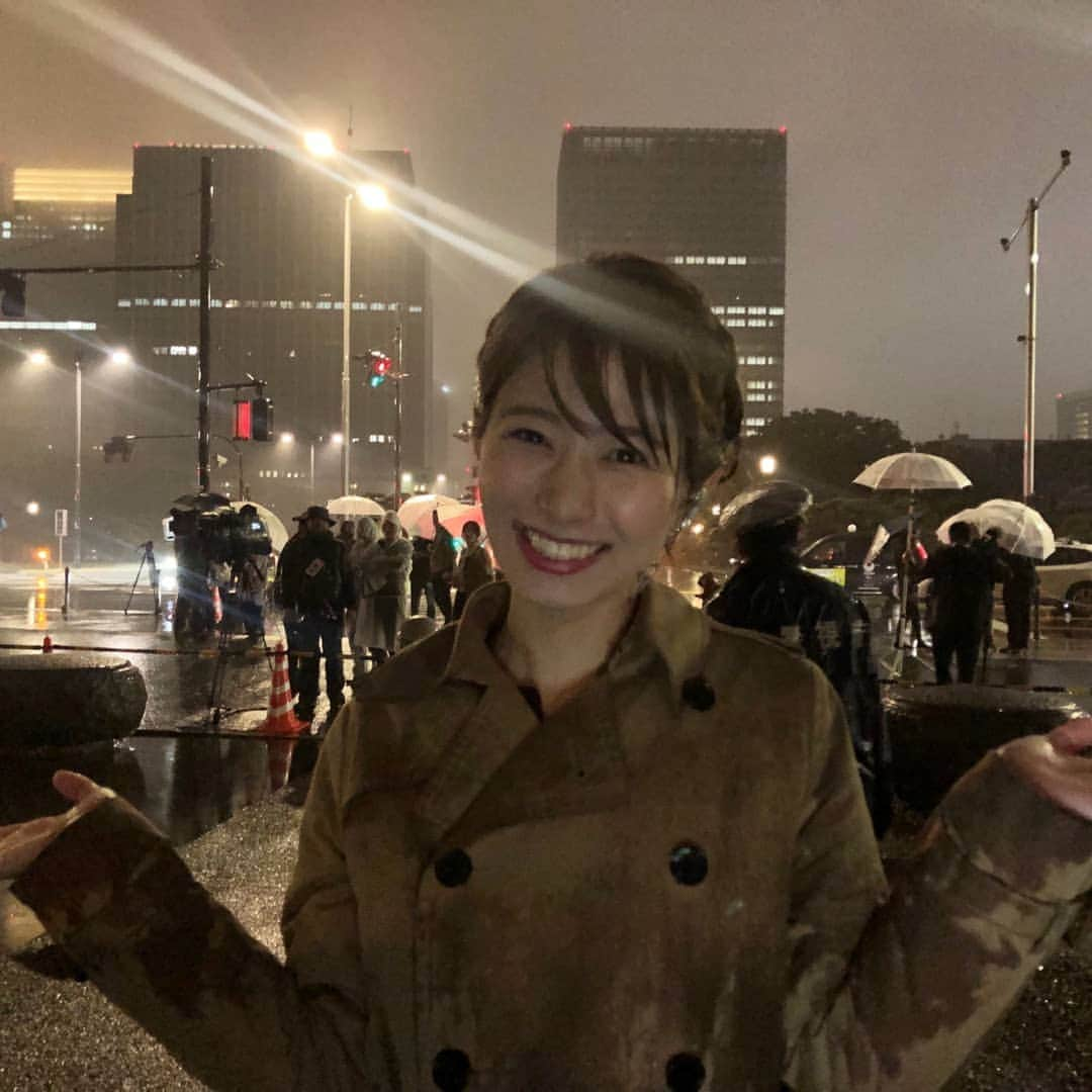 海老原優香さんのインスタグラム写真 - (海老原優香Instagram)「令和最初の中継～  新しい時代を皇居から一歩踏み出したいという方が沢山訪れていました。 みなさん笑顔で、明るい雰囲気に包まれた皇居前でした✨  平成最後も、令和最初も雨ですが、 みなさん風邪引かないようにされてくださいね！ #ありがとう平成 #令和初日 #20190501」5月1日 22時38分 - ebioffi