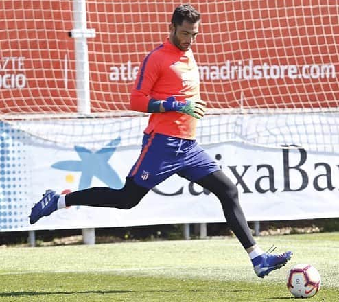 アントニオ・アダンさんのインスタグラム写真 - (アントニオ・アダンInstagram)「Celebrando el día del trabajador, como más me gusta... Trabajando! 🏧⚽😃 #AúpaAtleti」5月1日 22時43分 - antonioadan13