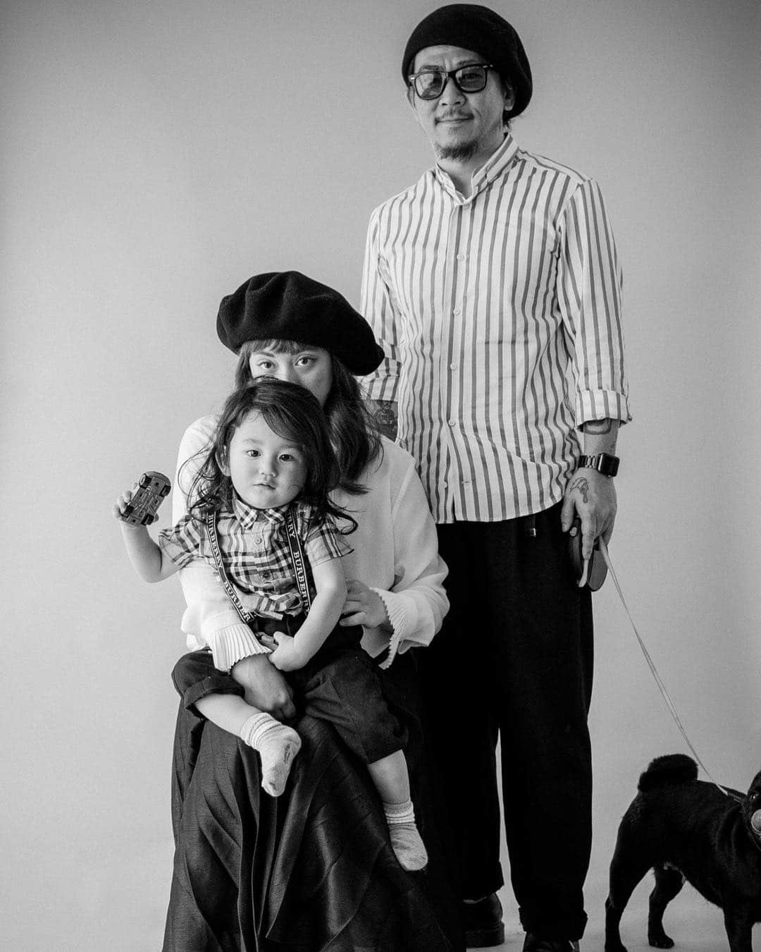 Saki さんのインスタグラム写真 - (Saki Instagram)「今年も2歳になったジョアンと 記念に #家族写真 を撮ってもらった📸 いつもありがとう🖤 @yosuketokunaga  この年齢の撮影はまぁ大変で😂 さっき載せた1人のよりも一苦労💦 抱っこも反って嫌がる嫌がる。笑  でもこれこそ"イマ"を象徴してるようで いい記念になりました✨😂📸 来年はもっと物分かりよくなってる事でしょう☝🏼 #family #familyphoto #Happybirthday #happy2ndbirthday  #2歳 #お誕生日おめでとう #お誕生日 #2歳誕生日 #令和元年 #令和 #生後24ヶ月 #赤ちゃん #ベビー  #谷口じょあん #恕空  #男の子ママ #息子  #ママリ #ベビフル #コドモノ #キッズモデル #ロン毛男子 #kids #baby  #myson  #mamalife  #babyphoto」5月1日 22時51分 - saki1011