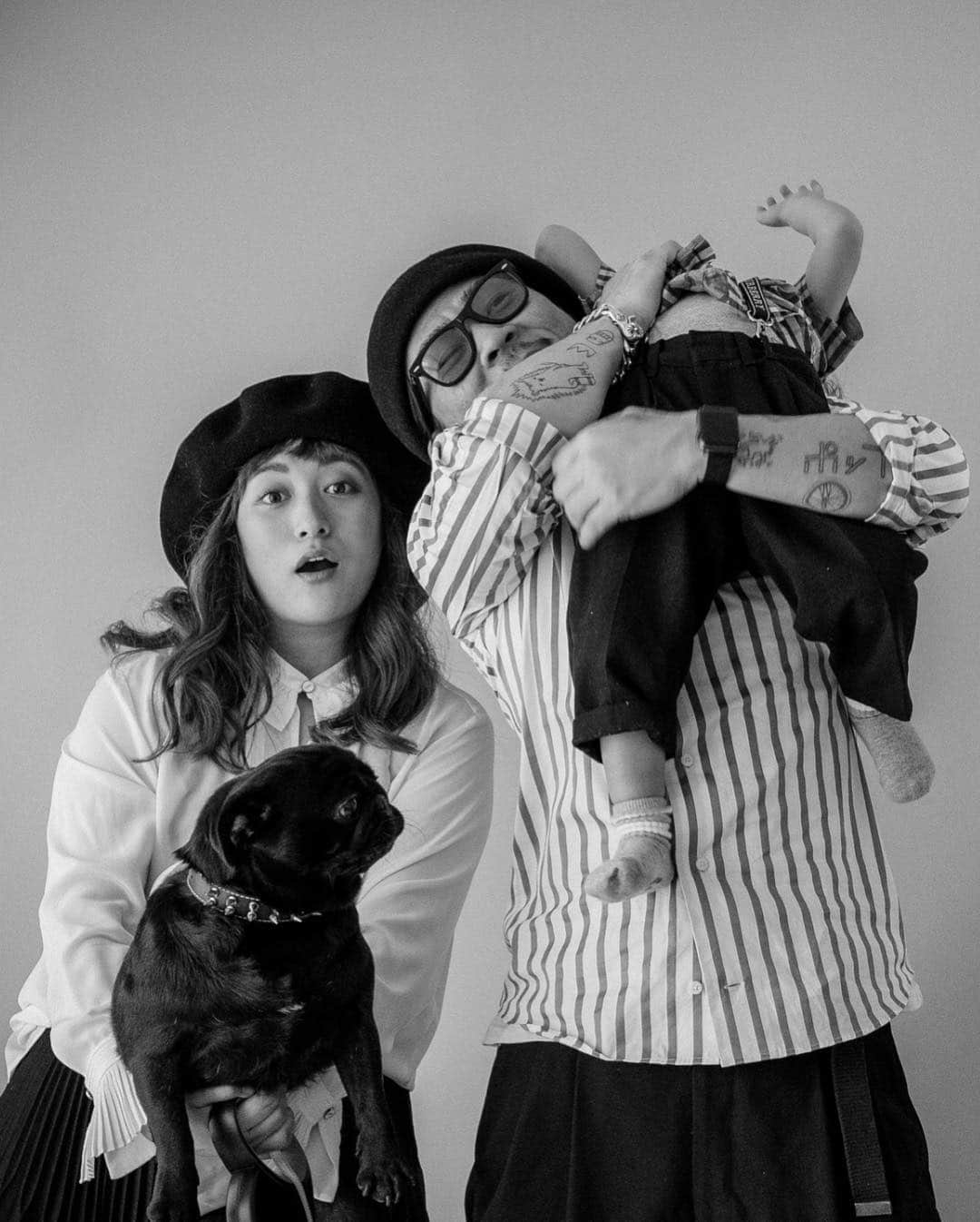 Saki さんのインスタグラム写真 - (Saki Instagram)「今年も2歳になったジョアンと 記念に #家族写真 を撮ってもらった📸 いつもありがとう🖤 @yosuketokunaga  この年齢の撮影はまぁ大変で😂 さっき載せた1人のよりも一苦労💦 抱っこも反って嫌がる嫌がる。笑  でもこれこそ"イマ"を象徴してるようで いい記念になりました✨😂📸 来年はもっと物分かりよくなってる事でしょう☝🏼 #family #familyphoto #Happybirthday #happy2ndbirthday  #2歳 #お誕生日おめでとう #お誕生日 #2歳誕生日 #令和元年 #令和 #生後24ヶ月 #赤ちゃん #ベビー  #谷口じょあん #恕空  #男の子ママ #息子  #ママリ #ベビフル #コドモノ #キッズモデル #ロン毛男子 #kids #baby  #myson  #mamalife  #babyphoto」5月1日 22時51分 - saki1011