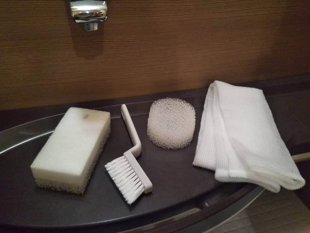 aco.さんのインスタグラム写真 - (aco.Instagram)「2019.5.1  #令和初日 今日は家族で神社へお参りしてきました☺️ . テレビを付けても、街中の雰囲気も 年越しみたいなワクワク感がありますね。  令和もどうぞよろしくお願いします。 . . . 今日は月始めの消耗品交換の日。  歯ブラシと食器洗いのスポンジを交換。  それから2ヶ月に一度、奇数月には お風呂場のスポンジ、ブラシ、 石鹸置き、ボディタオルも交換。→pic1  ちょうど新しい時代に 全部すっきり替えて気持ちいい✨ . . #風呂場収納 はマイナーチェンジしながら 最近はこんな感じに。→pic2 #acoお風呂場収納 . . 今日のお出かけ帰りに #無印 へ寄ってきました。  #無印良品週間 何回行くんやろ🙄  3枚目picは今日買ってきた いつもリピ買いしている物。  バウムクーヘンとスコーン、 いつも買ってきた側から食べてる😂 #消費量ハンパない😂😂 . .」5月1日 22時52分 - aco.chaaaaan