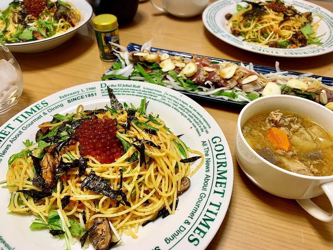 山葵さんのインスタグラム写真 - (山葵Instagram)「【深夜の山葵食堂】 令和最初の山葵食堂。 やっぱり料理はもてなす相手がいると楽しいね。  #鮭とイクラと明太子の和風パスタ #初鰹のタタキ #豚汁 #山葵食堂」5月1日 22時52分 - wasabi_drummer