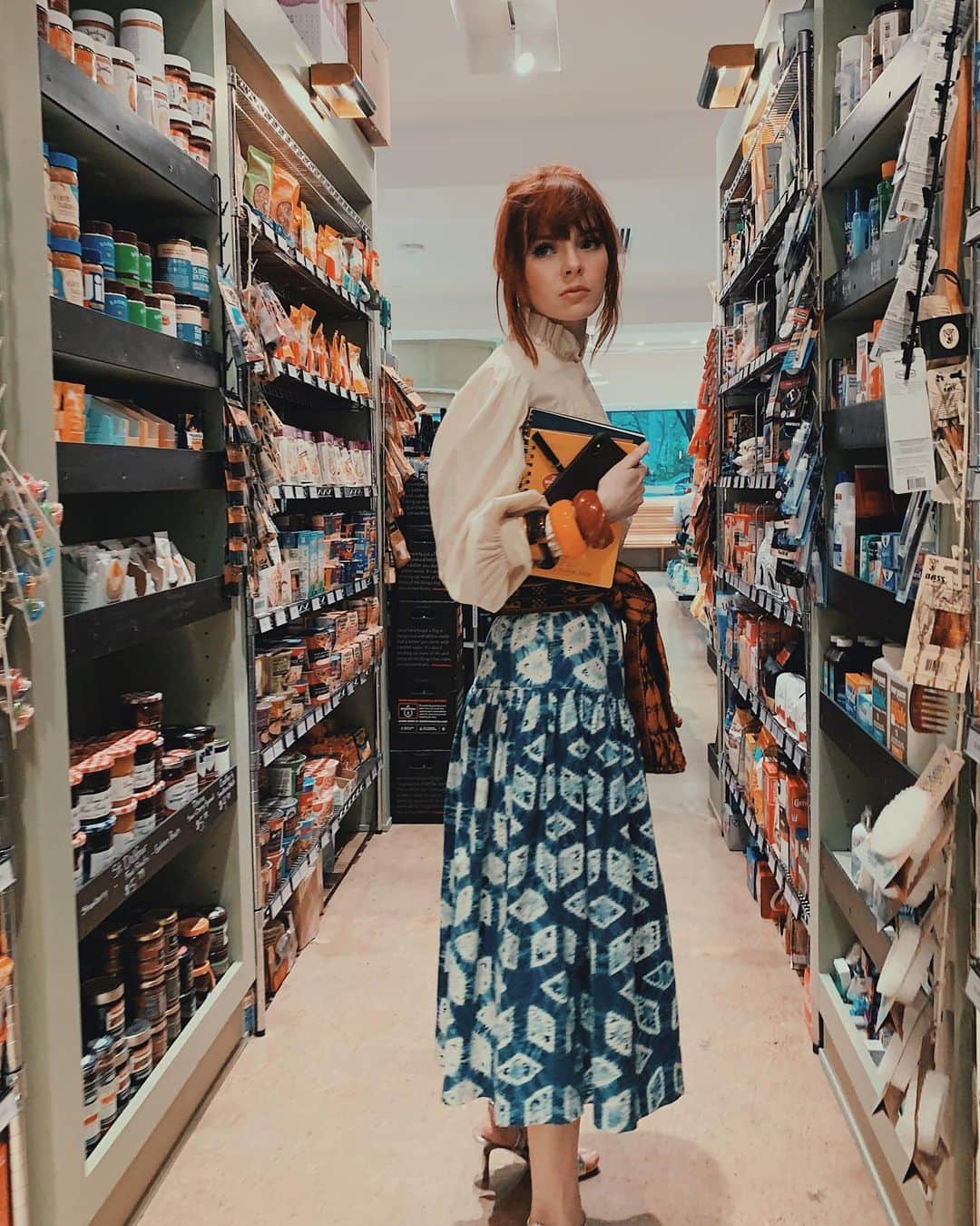 ジェーン・アルドリッジのインスタグラム：「Rained in, needed a snack run 😌🍪🍫🥨 Vintage @lauraashleyuk blouse with a tie dye skirt and a tapestry belt.」