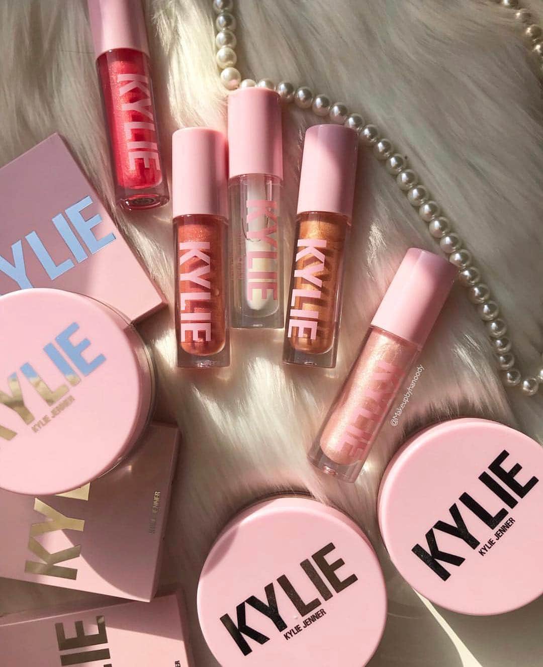 Kylie Cosmeticsさんのインスタグラム写真 - (Kylie CosmeticsInstagram)「love this pic by @makeupbyhanoody showing us her favorite Kylie products 💕💫⁣ what are some of your favorites?」5月1日 22時58分 - kyliecosmetics