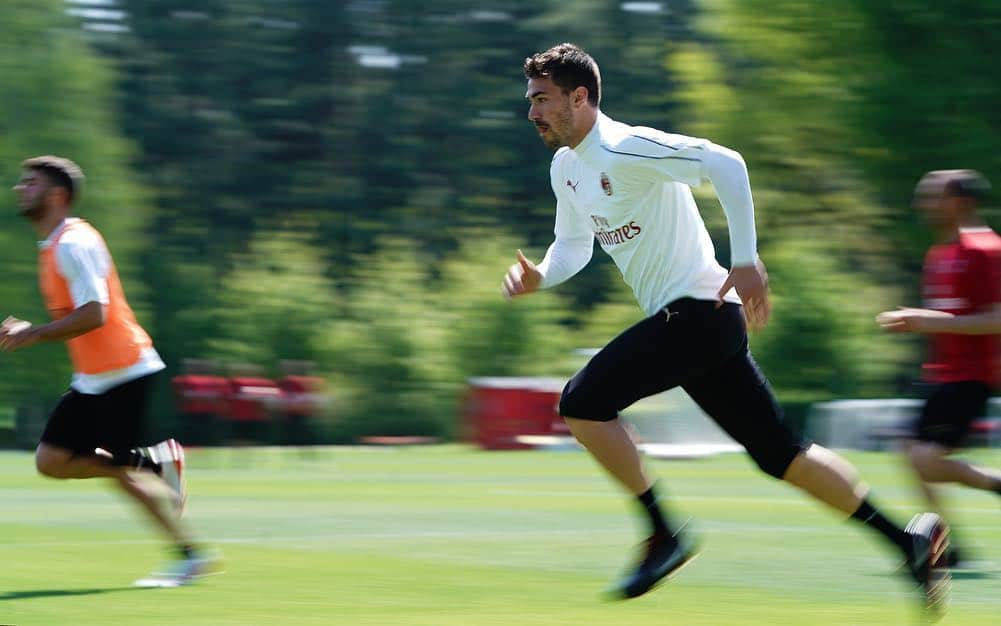 ACミランさんのインスタグラム写真 - (ACミランInstagram)「Day two of training at Milanello ahead of the penultimate home game of the season v Bologna 📸 Rossoneri al lavoro a Milanello tra esercizi atletici, possesso palla e partitelle 📸」5月1日 22時59分 - acmilan