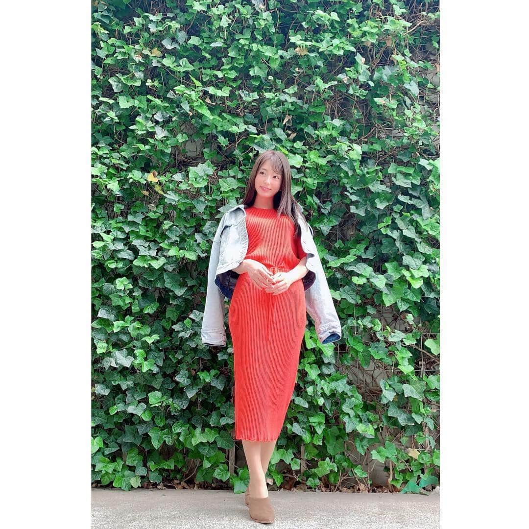 堀尾実咲のインスタグラム：「このワンピも #DRWCYS 🐰🧡 ぴたっとしたリブニットワンピで身体のラインがきれいに出る❤︎ なのに着てて楽ちんな神ワンピだよ❤︎ #cordinate #fashion #portrait  #outer #darich  #onepiece #drwcys #shoes #searoomlynn」