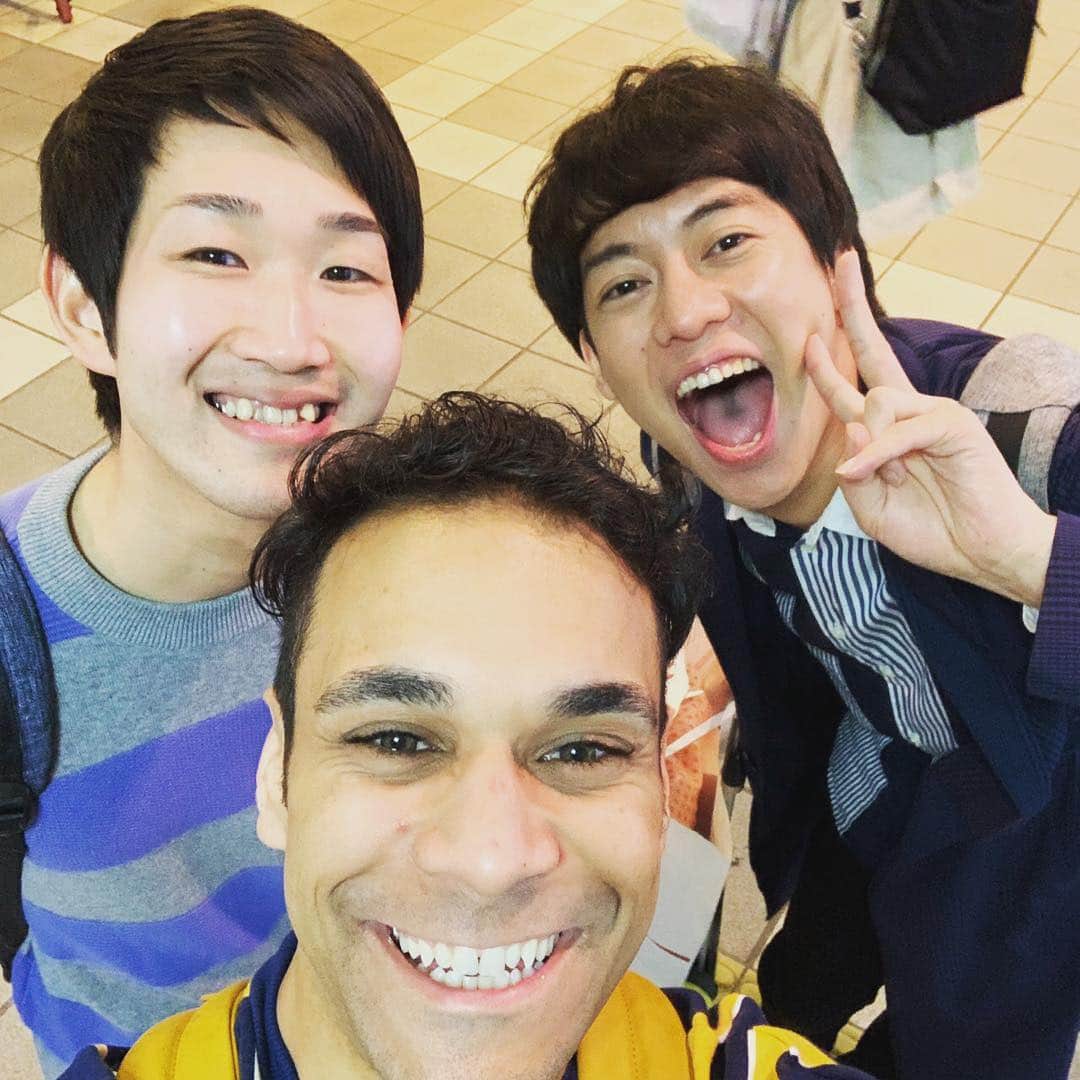 松阪ゆうきのインスタグラム：「あかん酔っ払い（笑）  演歌歌手同期(全く同じデビュー日) ブラジル人演歌歌手 エドアルド氏とエドちゃんの友達と、 千葉で呑んで帰宅。  今日は飲まない予定やったんに💦  キャンペーン楽しかったな🎤 お越しくださいました皆様。 ありがとうございました😊  #ユアエルム八千代台 #松阪ゆうき #徳間ジャパン #令和夢追い太鼓 #予約キャンペーン」