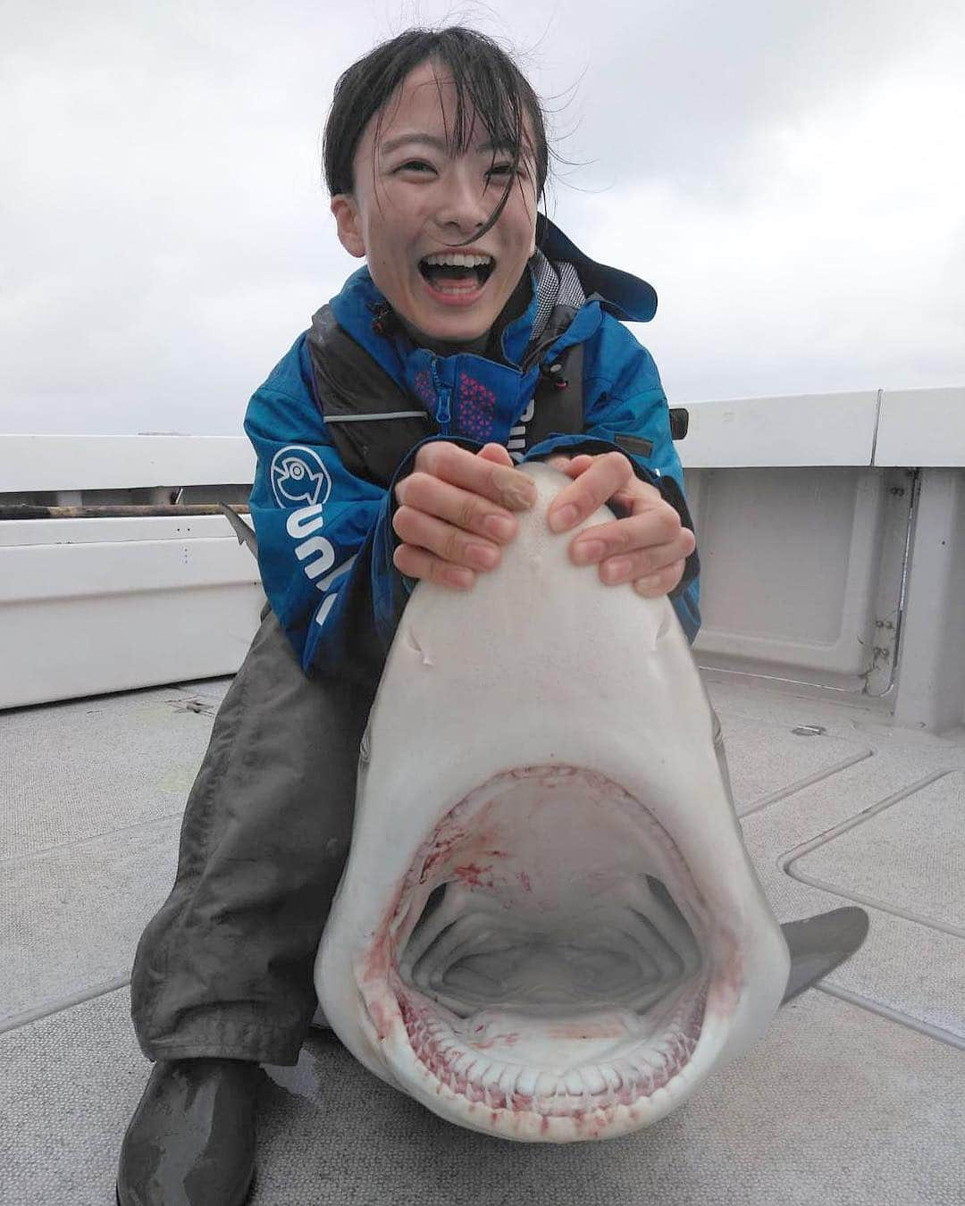 高本采実さんのインスタグラム写真 - (高本采実Instagram)「🦈 令和初日 初めて大好きなサメと戯れることができました😍 GTファイトの練習に、 同船者みなさんでファイトした メジロザメ🦈✨ . 歯をみてください🦷 列になっているのがわかりますか？ サメはベルトコンベア状みたいに 次々と歯が抜けては生えてくるんです！ . そして私が手でおさえている鼻先あたり🦈 小さく沢山点々としているのが見えますか？ これはサメならではのロレンチーニ器官です✨ 微弱な電流をも感知して 水中で獲物を探したり等に役立っています🦈 (上記説明で部位が見やすいように サメの口を開けさせていただきました) . このあと元気にメジロザメは 海へ帰って行きました(^O^)✨ . 私も本日後半、 キャスト後トップでサメにパクッとやられました！🦈 . 研究していても中々こんなに間近で触れる機会は少ないので こんなにサメと戯れることができて すごく嬉しい令和初日でした😭💖 . ありがとうメジロザメー！！！🦈💕 . . . . #令和 #令和初日 #サメ #メジロザメ #shark #サメ好き #つり具のブンブン #bigdipper #GT #ジャイアントトレバリー #GT釣行 #釣り好き #海好き #釣り #キャスティング #船 #fishing #ルアルアチャンネル  #釣りガール #高本采実 #ayamistagram」5月1日 23時10分 - ayami__summer