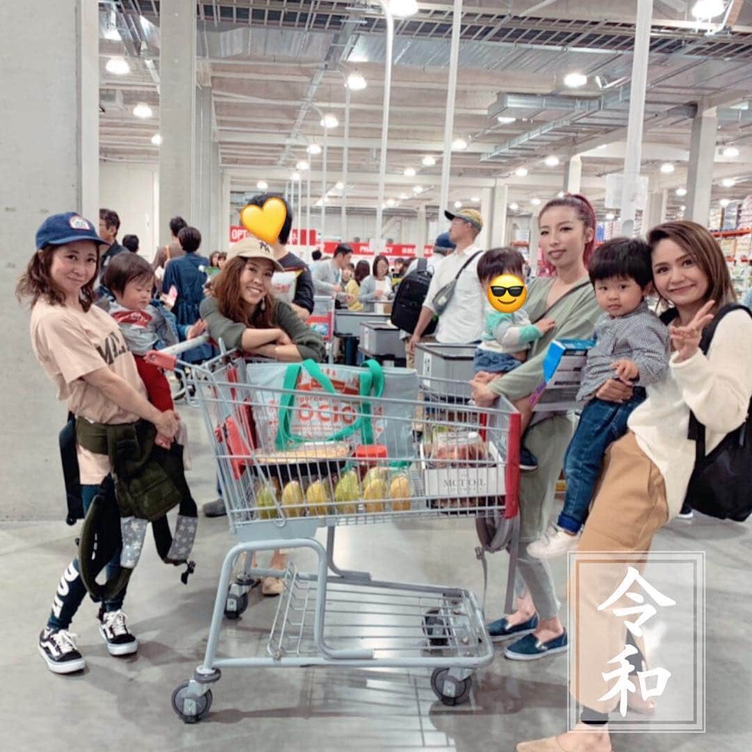 のインスタグラム：「Hello令和☺️🌸新時代幕開け、このメンバーで集まれて嬉しかった🧡🎉🤗 ・ もう10代からの付き合いだけど、クラブで遊んだり、バックダンサーをやってもらったり、長い付き合いになりましたな💕☺落ち着きすぎるw🙏 ・ 令和時代もよろしく🌟 ・ また山口リサ&リルテンでも何かやりたいな🤝  #1983 #男の子ママ #パワフル説 #自由すぎる子供たち #すでに個性それぞれ」