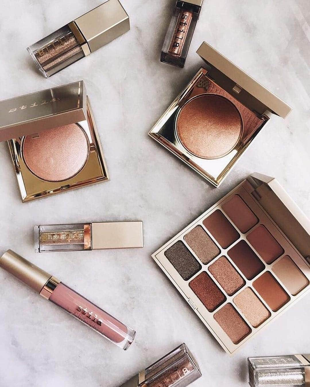 Stila Cosmeticsさんのインスタグラム写真 - (Stila CosmeticsInstagram)「Its a beautiful day for some mid-week shimmer 🤩 Which is your favorite way to slay the glow game? Let us know in the comments! 👇 📷: @byswis #regram #stilacosmetics #shimmerandshine #glowup」5月1日 23時16分 - stilacosmetics