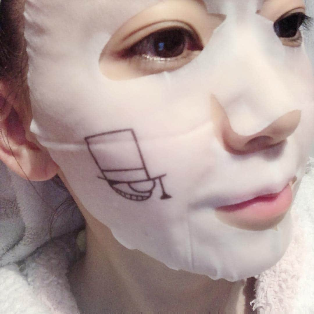 岡部玲子さんのインスタグラム写真 - (岡部玲子Instagram)「息子がCMを見てずっと欲しいと言っていたフェイスパックの名探偵コナンシリーズ✨ 大人用なので私が使用😁 まずは怪盗キッドの方を🎩✨ 2枚目→わぁビックリ（笑）🤣 ワンポイントなのがまた可愛い😁💕 オルフェスのフェイスパックは大好きなので❤️それもまた嬉しい☺️ #岡部玲子 #子育て #主婦 #アラフォーママ #タレント #レポーター #39歳 #8歳息子 #小3男子 #名探偵コナン #フェイスパック #オルフェス #怪盗キッド #mama #talent #reporter #instagood #f4f #facepack #japan #japanese #meitanteiconan #alface #love #happy #beauty」5月1日 23時17分 - reiko_okabe