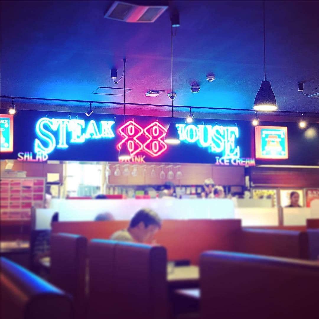 大山恵理乃さんのインスタグラム写真 - (大山恵理乃Instagram)「＊ #沖縄 #ステーキ88  #石垣牛ハンバーグ ・ ・ ステーキもいいけど、 ここのハンバーグ好き。 柔らかい。 スープとサラダは食べ放題。 素晴らしい。 おススメ。 ・ ・  #国際通りグルメ  #国際通りおひとりさまでも大丈夫なお店  #ステーキハウス88  #오키나와맛집 #국제거리 #오키나와햄버그스테이크」5月1日 23時30分 - erino_ohyama