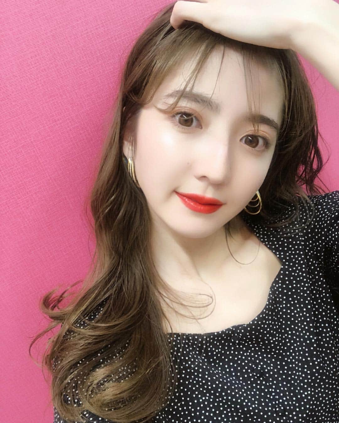 平木愛美のインスタグラム：「happy令和❤️💛💖💚💙🧡💜 「令和」という響きが私にとってなんでか、ピンクのような柔らかいパープルのような、そんなイメージ！🌈 愛の溢れる時代になりますように。  といっても、平成からの何も変わらない何気ない１日🌼 変わらないところと、変わるところと、どちらも大切にしたいです。  明日撮影がおわったら、家族のもと親戚のもとに、いこうかなーーー🦋💘 #令和元年 #令和」