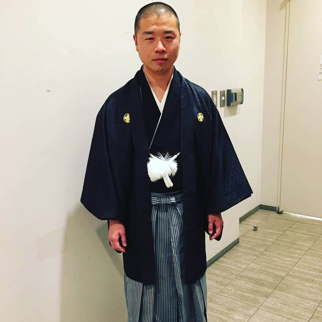 山名文和さんのインスタグラム写真 - (山名文和Instagram)「令和初日 令和喜多みな実(元プリマ旦那)の襲名披露公演の口上を務めさせて貰いました。  緞帳開いた瞬間 六人が正座お辞儀から始まったけど 絶対 絶対 俺のことまじのお坊さんやと思った人おると思う。 こういう厳粛な場所はどこかのお寺の人きはるんやろなあって。 もしくは吉本の偉いさん一人混ざってると思った人おると思う。 違うし。 山名やし。  貴重な体験 させてもろた  のむちゃん河野の写真も撮りたかったなあ  ありがとう  #令和 #令和喜多みな実  #吉田たち #アキナ」5月1日 23時32分 - fumikazu_yamana