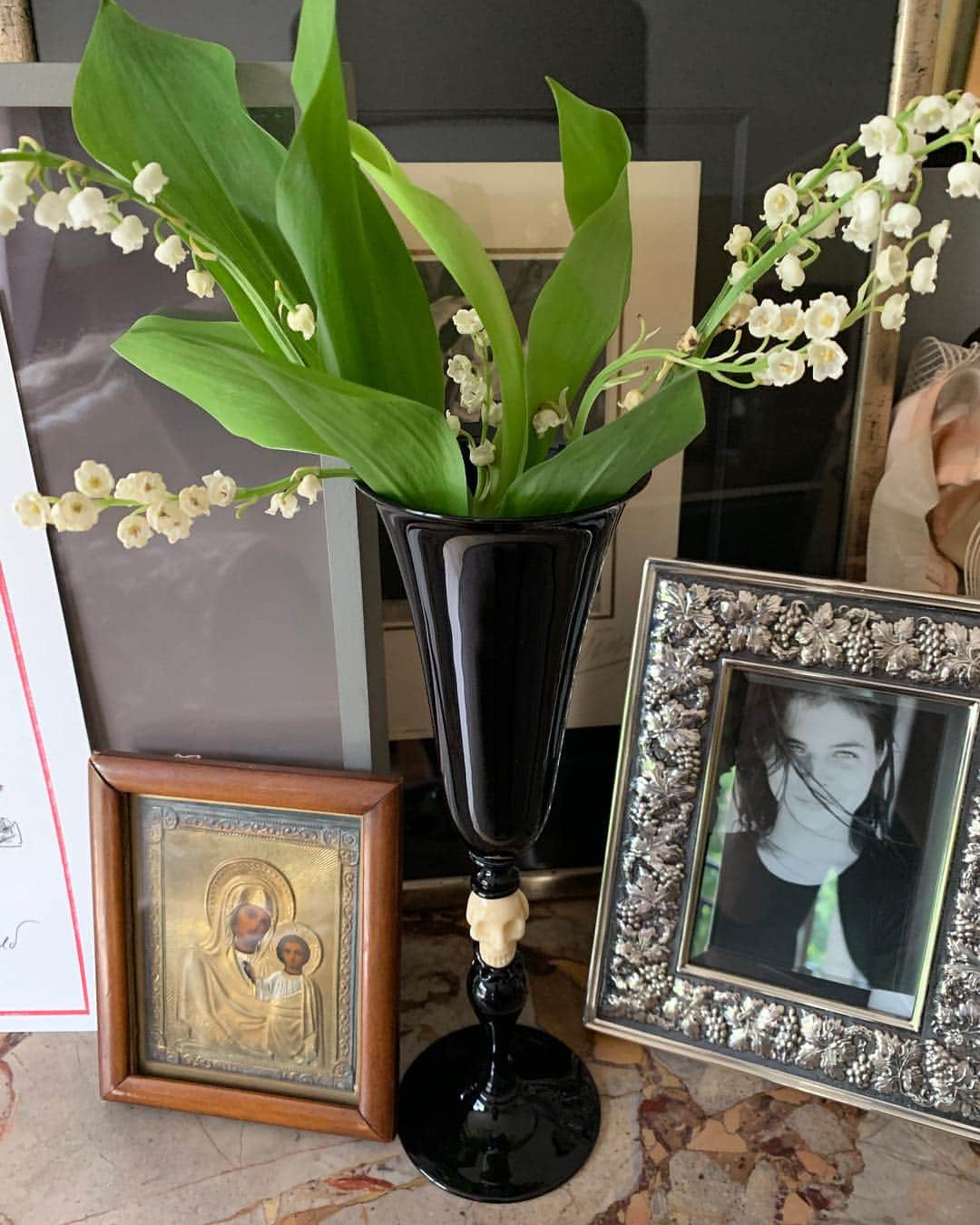カリーヌ・ロワトフェルドのインスタグラム：「Gothic and personal version of first of may🍀🖤」