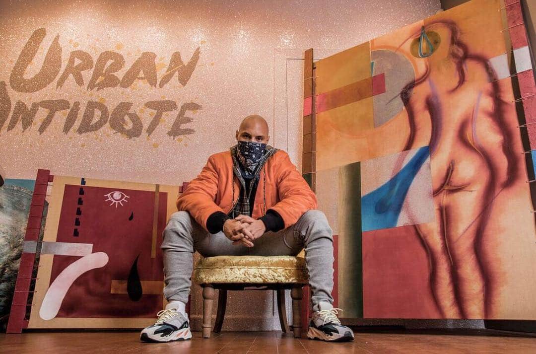 ヨアン・ベナルアンのインスタグラム：「#yb29pablopicasso @antidoteart @marcusdoveart the magic man ✂️🔴 #artist #passion #painting 🦅」