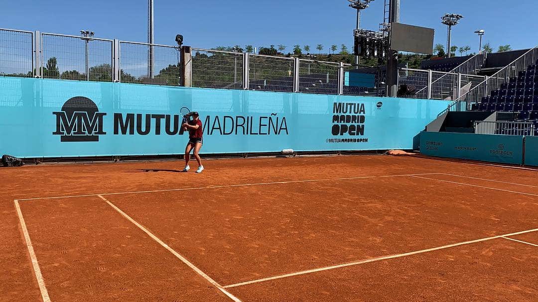 ソフィア・ケニンのインスタグラム：「‪First hit on the red clay @mutuamadridopen #MMOPEN 🙋🏼‍♀️🇪🇸‬」