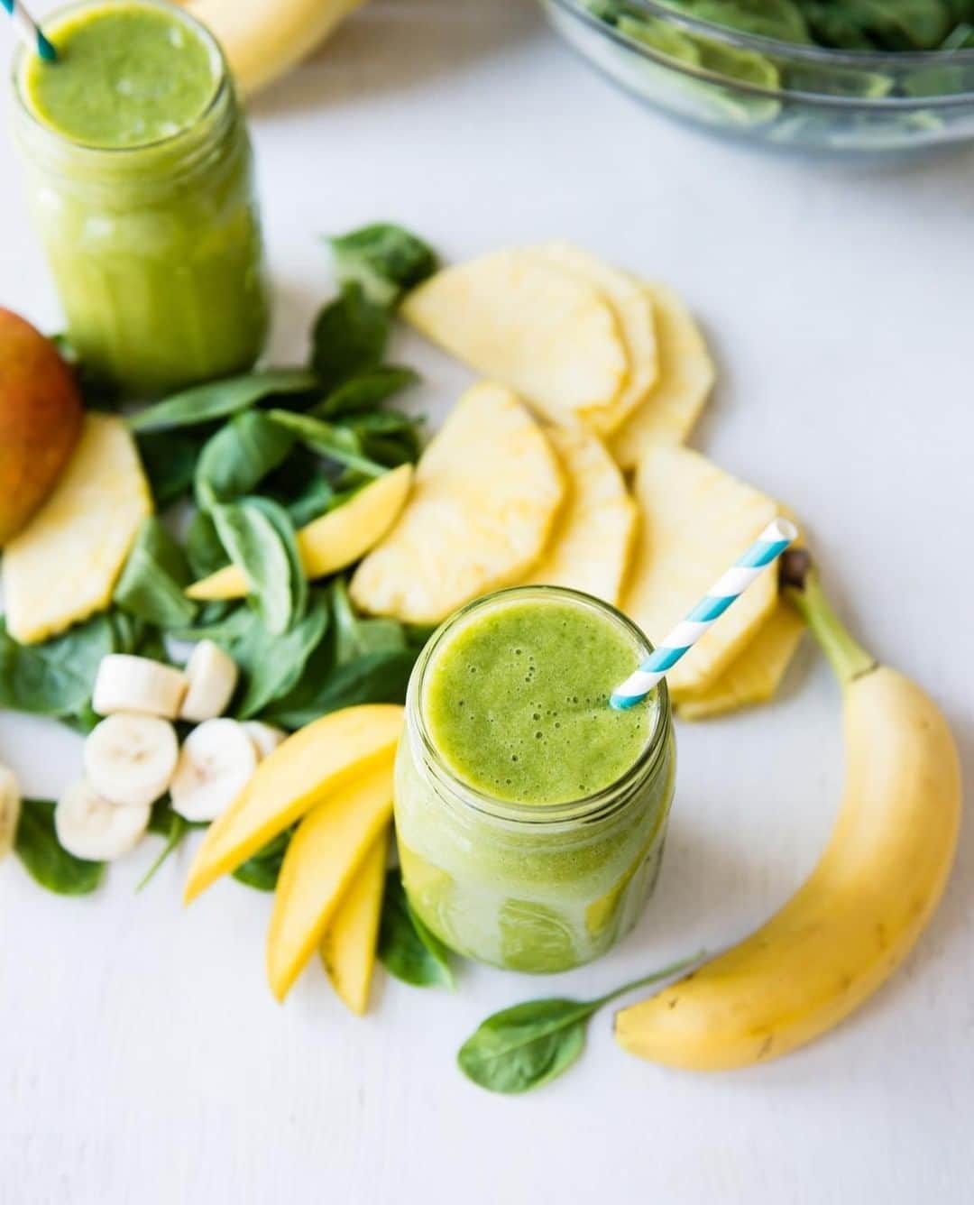 Simple Green Smoothiesさんのインスタグラム写真 - (Simple Green SmoothiesInstagram)「The BEST green smoothie recipe is right here… I promise! 🍃⁣ .⁣ This recipe has changed over 1 MILLION lives, with only 4 simple ingredients. Click our link in bio for the complete recipe. ⁣ .⁣ #greensmoothie #simplegreensmoothies #beginnersluck #blendyourgreens #leafygreens #rawkstar #leafygreenlove」5月1日 23時40分 - simplegreensmoothies