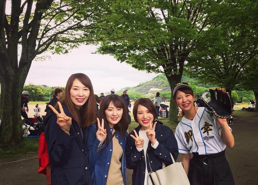 上杉あずさのインスタグラム：「. 今日の御幸タイガース創部50周年記念大会の始球式を、わざわざ見に来てくれた中学時代からのフレンズ💕💕吉井中ソフト部時代にしょっちゅう試合で訪れていたスポーツアイランド⚾️懐かしい場所での懐かしい顔ぶれ(笑)2枚目の写真は当時の...😜佳恵ちゃん珠央ちゃん周子ありがとう🥺🙏🏼 3枚目の写真は御幸タイガース 出利葉監督！4枚目はりょうコーチ！(りょうの苗字なんやっけ？笑)そして、5枚目は今日たくさん写真や動画撮ってくれたまや！！朝からありがとうね♪ . みんなほんとにありがとう～～😍❤️ #💐#🙏🏼 #🥰 #thankyou #⚾️」