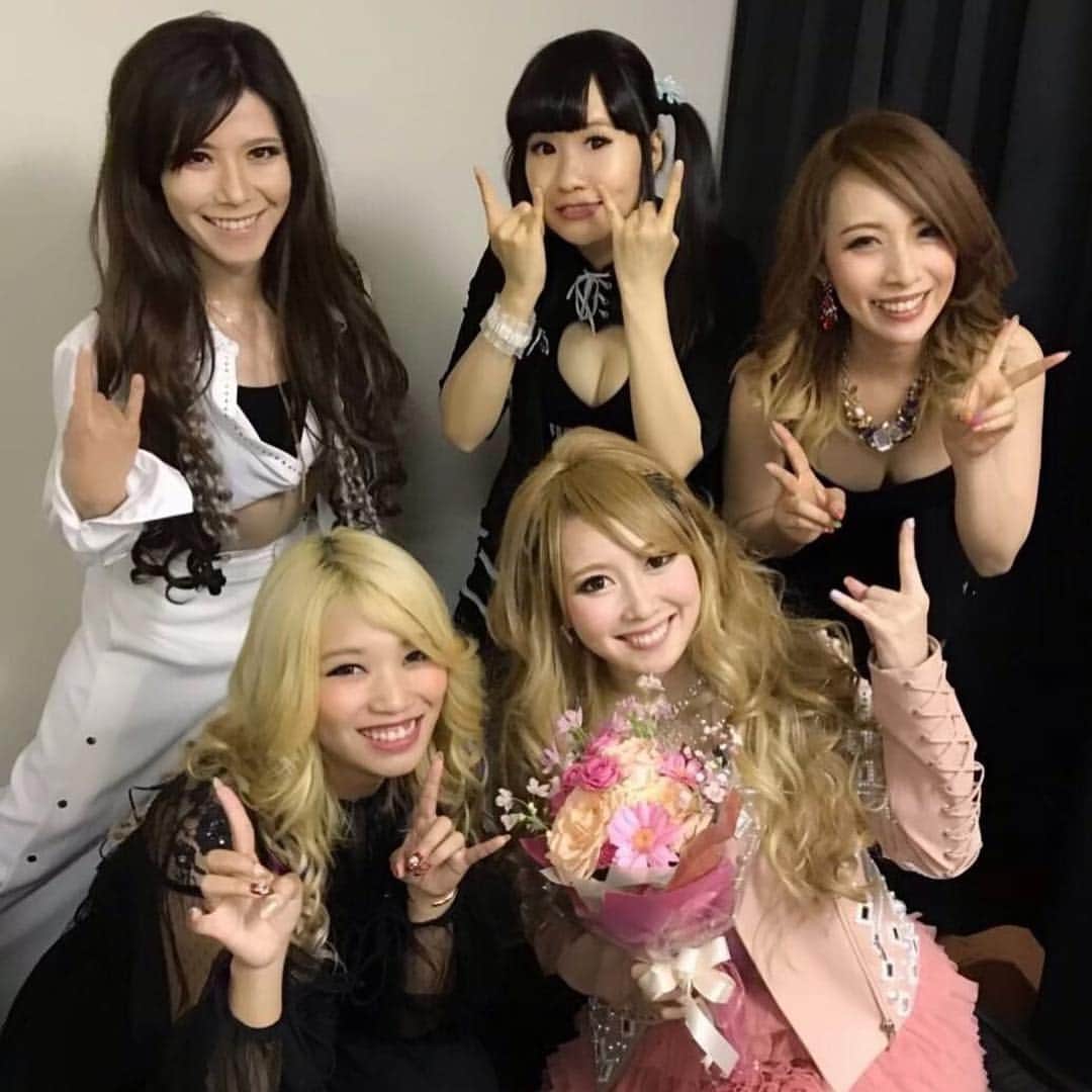 R!Nのインスタグラム：「富山MAIRO！✨ ツアー4日目、大きく広いステージでした！ 新潟に続き、富山も歌いに来るのは初。 素晴らしい景色を今日もありがとうございました！！ . . グルメも最高、 ライブも最高、 景色も最高な富山。 . また絶対来たいです🤘 令和一発目にふさわしいライブでした！ 本当に楽しかったーーーー！！！ . #エクステアレンジ #エクステ #aldious #Toyama #tour #tour2019 #gal  #あるじゃんすー #RIN #Gemie #メイク好き #音楽 #singer #vocalist #tokyo #Evoke #Tour #ツアー #金髪 #blonde #instagood #followｍe #music #派手髪 #ロング #longhair #hair #arrange #japan #girl #富山mairo」