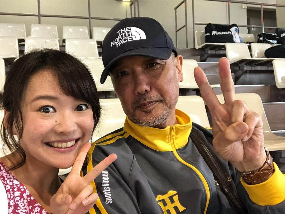 有田優理香さんのインスタグラム写真 - (有田優理香Instagram)「令和初日は、空手部の後輩たちの応援へ！！！ 去年の夏一緒に練習した時より更に上手くなっててとても頼もしい！来月の県大会が楽しみです👏  そして、高校時代大変お世話になった樋口先生、佐々木先生にお会いできました。 9歳から始めた空手だけど、1番楽しかったのは間違いなく高校時代。  空手の楽しさ、勝つ喜び、樋口先生にたくさん教わった3年間でした🙇‍♀️ やっぱり空手が好きだし、新潟高校空手部が好きなので、これからも影ながら応援しています📣  #新潟高校 #空手部 #令和元年 #地区大会 #佐々木先生 #タイガース愛 #今日勝ってご満悦」5月1日 23時44分 - yurikaa0624