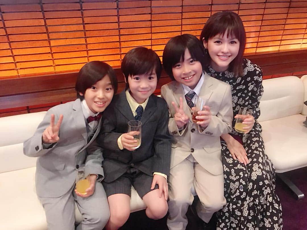 昆夏美のインスタグラム：「. 令和1日目の レミゼラブルも無事終了🇫🇷 ありがとうございました。 この作品の登場人物のように 愛と信念と希望を持って 新しい時代を歩んでいきたいです。 . ここで一つスタッフより連絡をさせてください。 第1回ファンイベント、予想を上回るご応募頂きました。 本当にありがとうございます。 4/29 正午までにご登録くださった方々には イベントお申込みのご案内メルマガ配信致しました。 各種手続きの都合上、 イベントお申込みのご案内は一旦締め切らせて頂きます。 申し訳ございません。 イベントのご案内受け取られた方は イベント申込み締切日までにお申込みください。 抽選はお申込み締切日以降に行いますのでご安心下さい。 今後もイベントの開催やチケット取り扱いのご案内は 随時メルマガ配信致しますので、 まだメルマガご登録なさってらっしゃらない方は、 この機会にお早目にご登録下さい。 kon@w.bme.jp ※レ・ミゼラブル チケットお申込みのご案内も 4/29正午までにお手続き済みの方へ のご案内とさせて頂きます。 ご了承下さい。 引き続き、ご支援の程、宜しくお願い致します。 . 初日パーティーで撮った 2019年ガブローシュくんたち👦🏻 左から、たくと、たすく、おみ。 パリのシーンでのとある絡みが 三者三様で楽しみの一つなんだっ。 (客席からは見えないかも🤦🏻‍♀️笑) . 今日は雨ですね。 晴れが好きですが、 レミゼ中の雨は好きです。 頭の中にオンマイオウン流れちゃう😛」