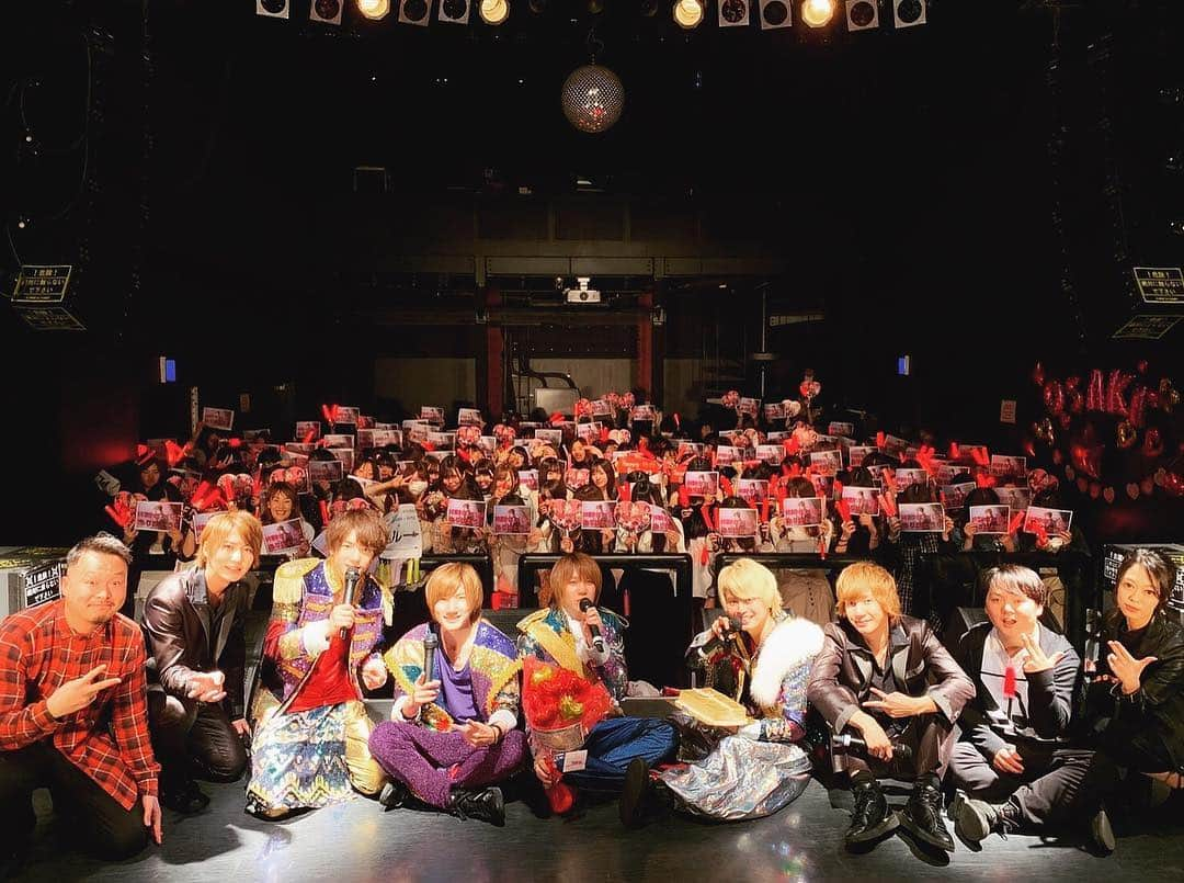 ブレイク☆スルー“５Dさんのインスタグラム写真 - (ブレイク☆スルー“５DInstagram)「OSAKI TAKANORI LAST LIVE ツアー完走！ 今回大咲貴徳の脱退を前に、今まで応援して下さった皆様に感謝の気持ちを込めて行った東名阪ライブツアー。ペンタパンやsayonara、ソニックなど懐かしい曲も披露させて頂きました。 大阪公演ではアンコールにこれまでお世話になった方々から貴徳へのビデオメッセージとファンの皆様は『5年間幸せをくれてありがとう』のメッセージボードのサプライズ！そして、舞台上にはお疲れ様でしたとケーキを持って歴代のスタッフが登場！サプライズも大成功致しました。ご協力頂いた皆様ありがとうございました。 『これから別々の道ではありますが、お互い頑張っていきます！』と最後の挨拶をして締めくくりました。 これからのBREAK THROUGHの活躍にもご期待下さい！応援の程宜しくお願い致します。 . SETLIST 4/29 二部 . 1.Overture 2.paradise dream 3.Precious Love MC 4.haunted house 5.We are halloween knights 6.Beautiful MC 7.マジコレ☆SHOCKポン!! 8.こりゃたまらんZE 9.タリラタラリラ # 拡散希望リツイート ENCORE 10.あの日の夢と、今の僕。 MC 11.STEP UP . #BREAKTHROUGH #ブレイクスルー #鯨井俊介 #鐘井佑斗 #吉田涼也 #大咲貴徳 #伊藤純平 #新澤典将 #東名阪 #live #tour #卒業 #平成最後 #あの日の夢と今の僕 #復活 #special #final #感謝 #🌹」5月1日 23時57分 - break_through1223