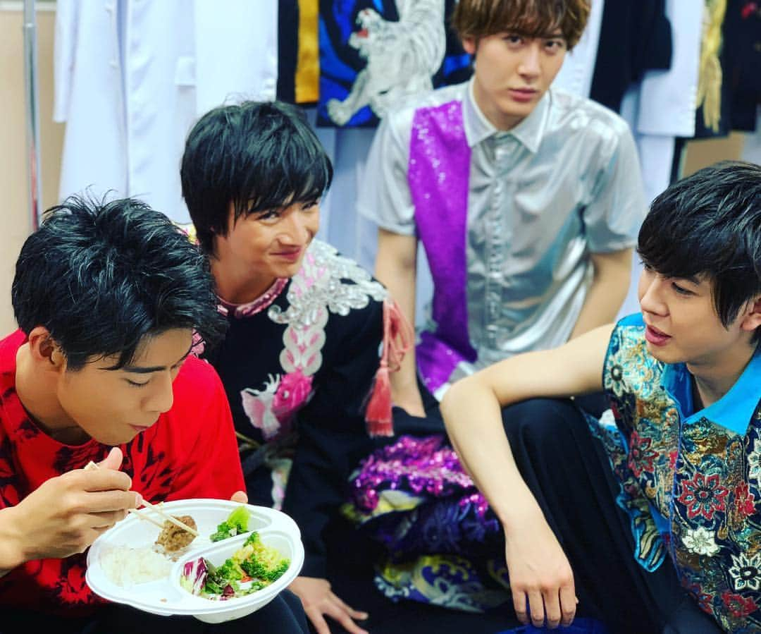 BOYS AND MENさんのインスタグラム写真 - (BOYS AND MENInstagram)「祭元年〜新しい挑戦〜 BOYSANDMENも出演させてもらいました！ 後輩たちの活躍に刺激を受けながら明日からまた全力で頑張ります‼️‼️ 祭nine.武道館公演 無事終了おめでとう🎉  ボイメンは2020年のアリーナツアーに向けて、そして紅白出場に向けて走り続けます！！ #ボイメン #祭nine  #休憩中は楽しく食事」5月1日 23時58分 - boysandmen_official